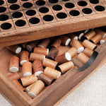 Coffret ouvert contenant le plateau et les pions du jeu Othello en bois