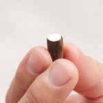 Main tenant un pion réversible du jeu Othello