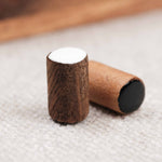 Gros plan sur un pion noir et blanc en bois sérigraphié