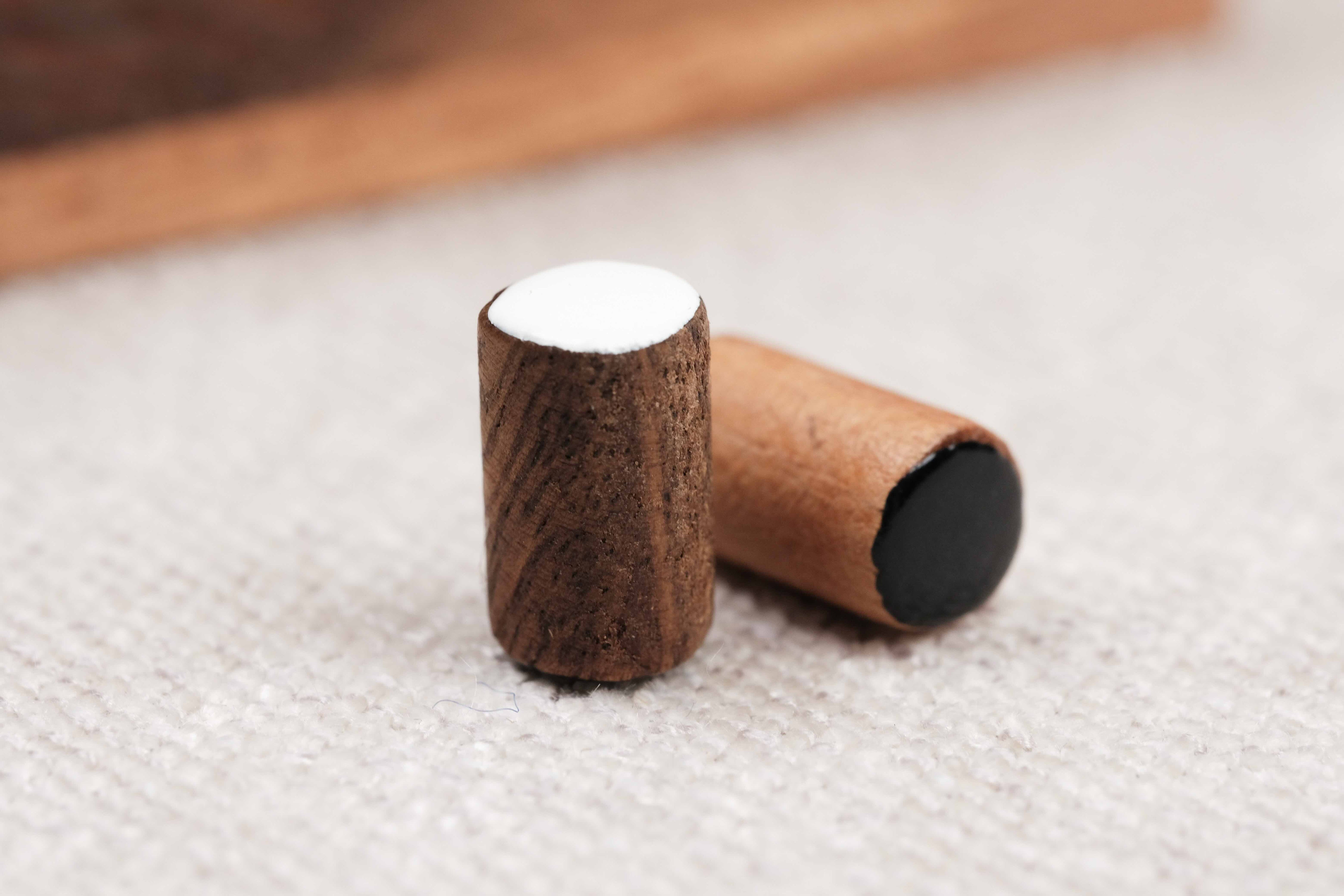 Gros plan sur un pion noir et blanc en bois sérigraphié