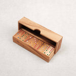 Coffret de dominos en bois d’acacia avec pièces colorées