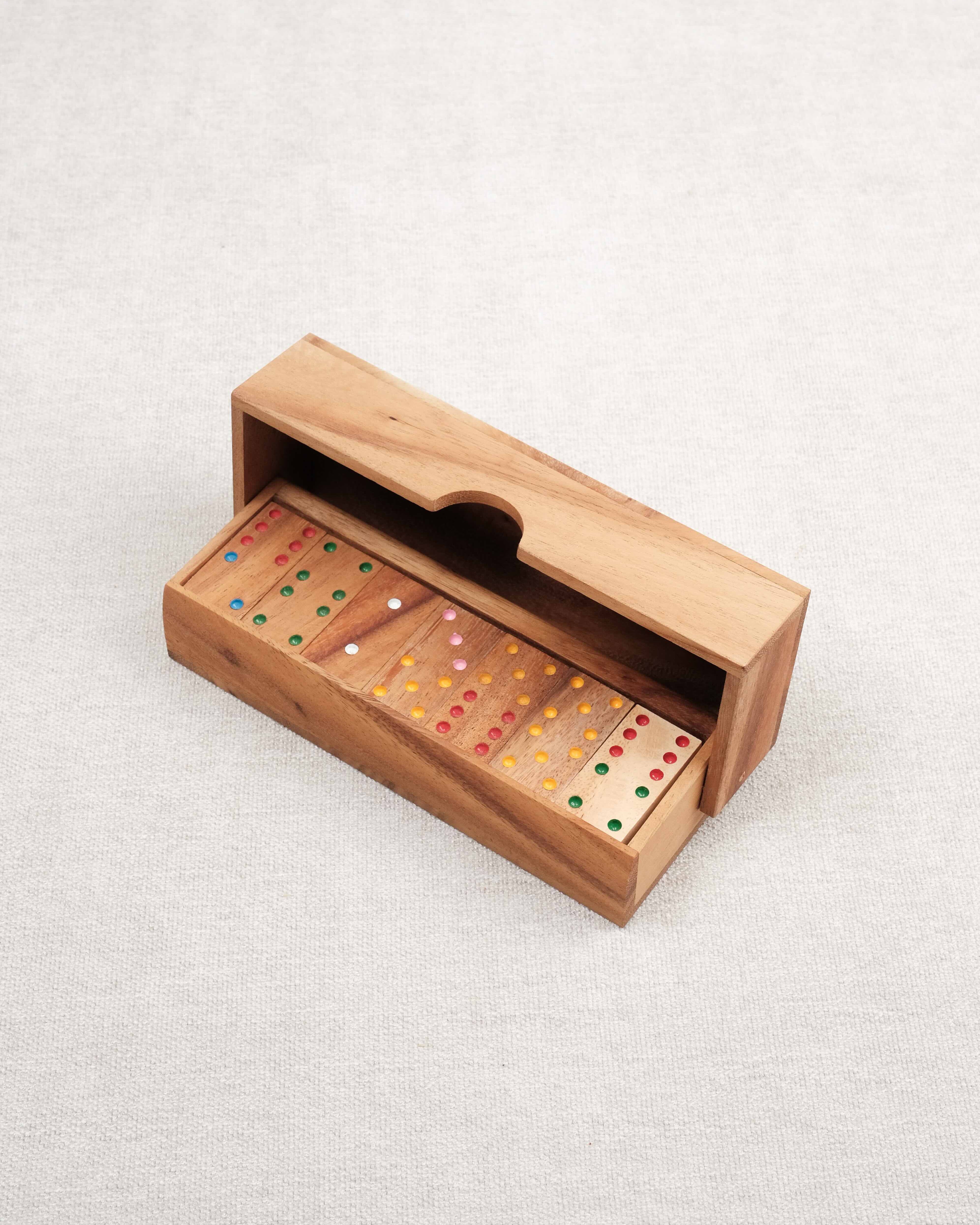 Coffret de dominos en bois d’acacia avec pièces colorées