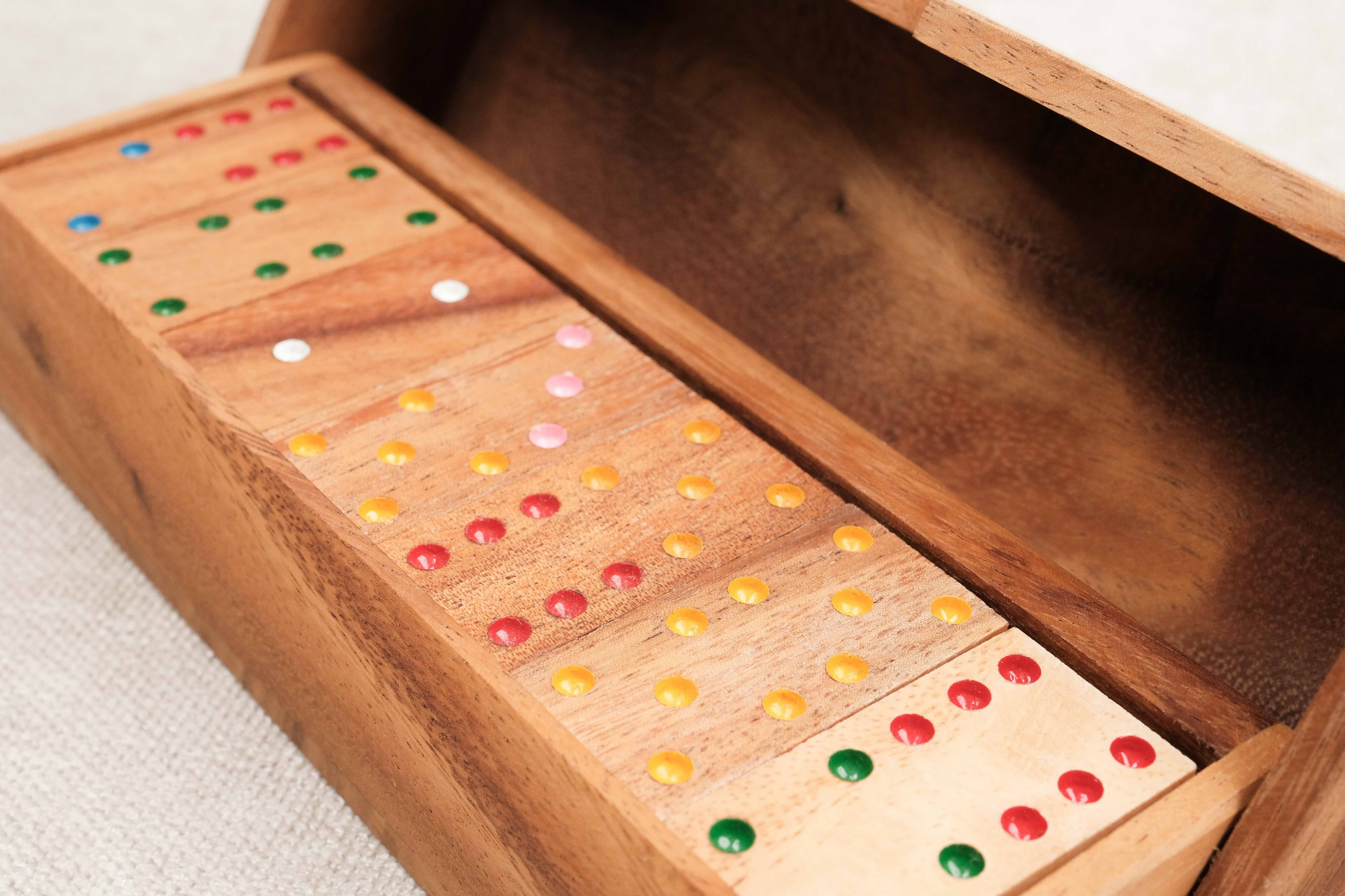 Coffret ouvert avec dominos en bois multicolores