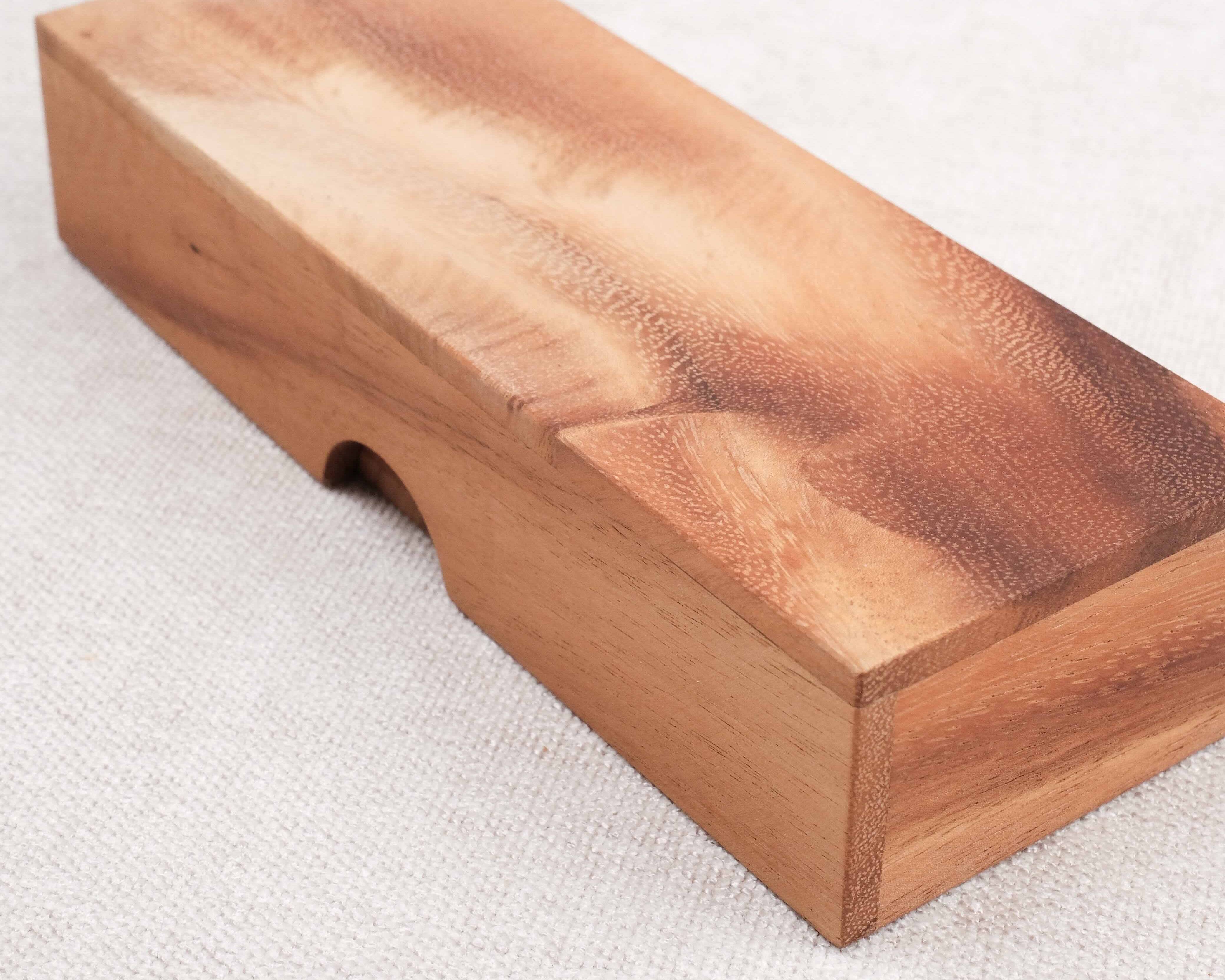 Coffret fermé en bois d’acacia pour ranger les dominos