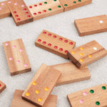 Dominos en bois dispersés sur une table