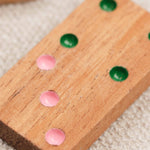 Gros plan sur une pièce de domino en bois avec points colorés