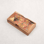 Coffret Triomino en bois avec pièces triangulaires sérigraphiées et colorées