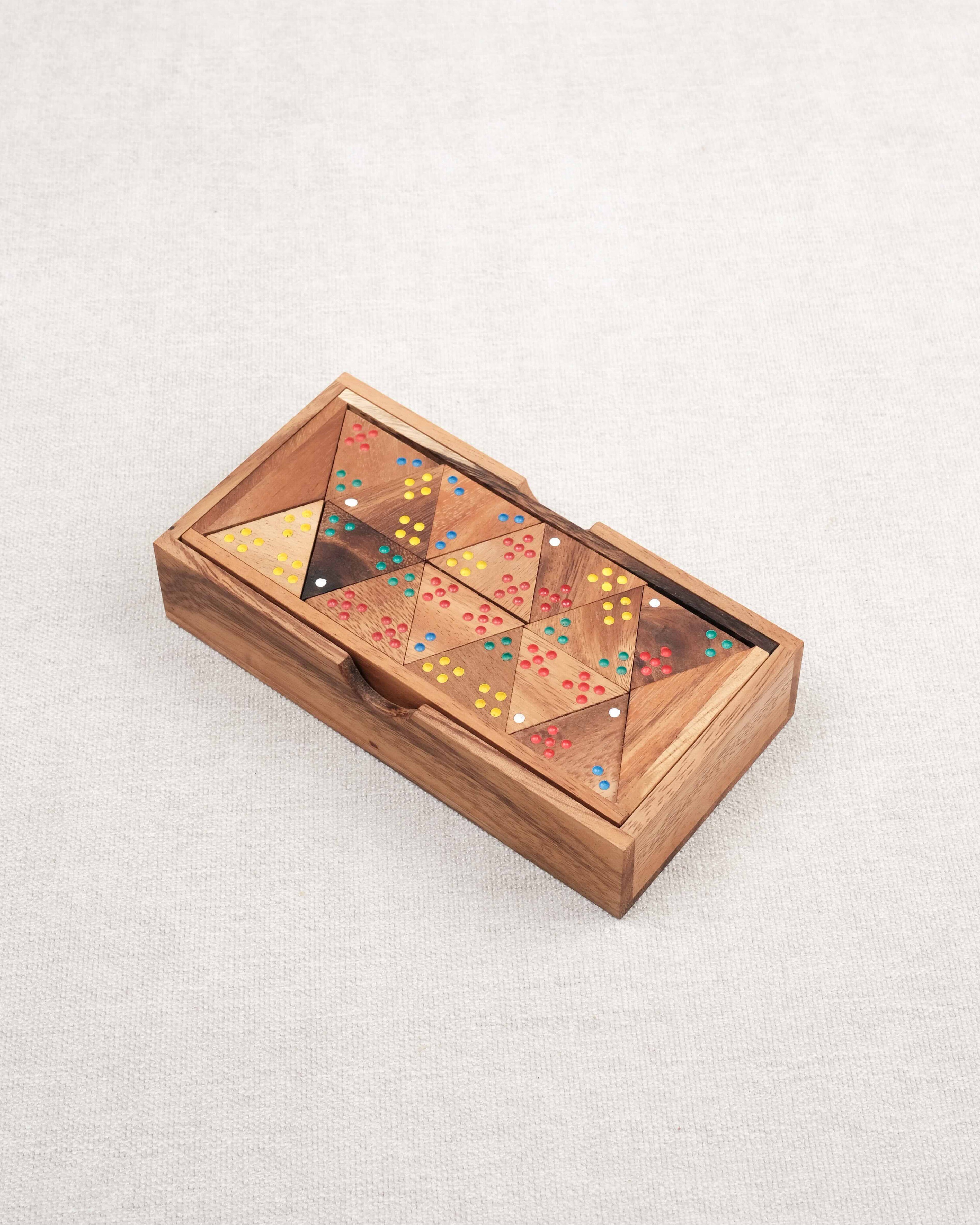 Coffret Triomino en bois avec pièces triangulaires sérigraphiées et colorées