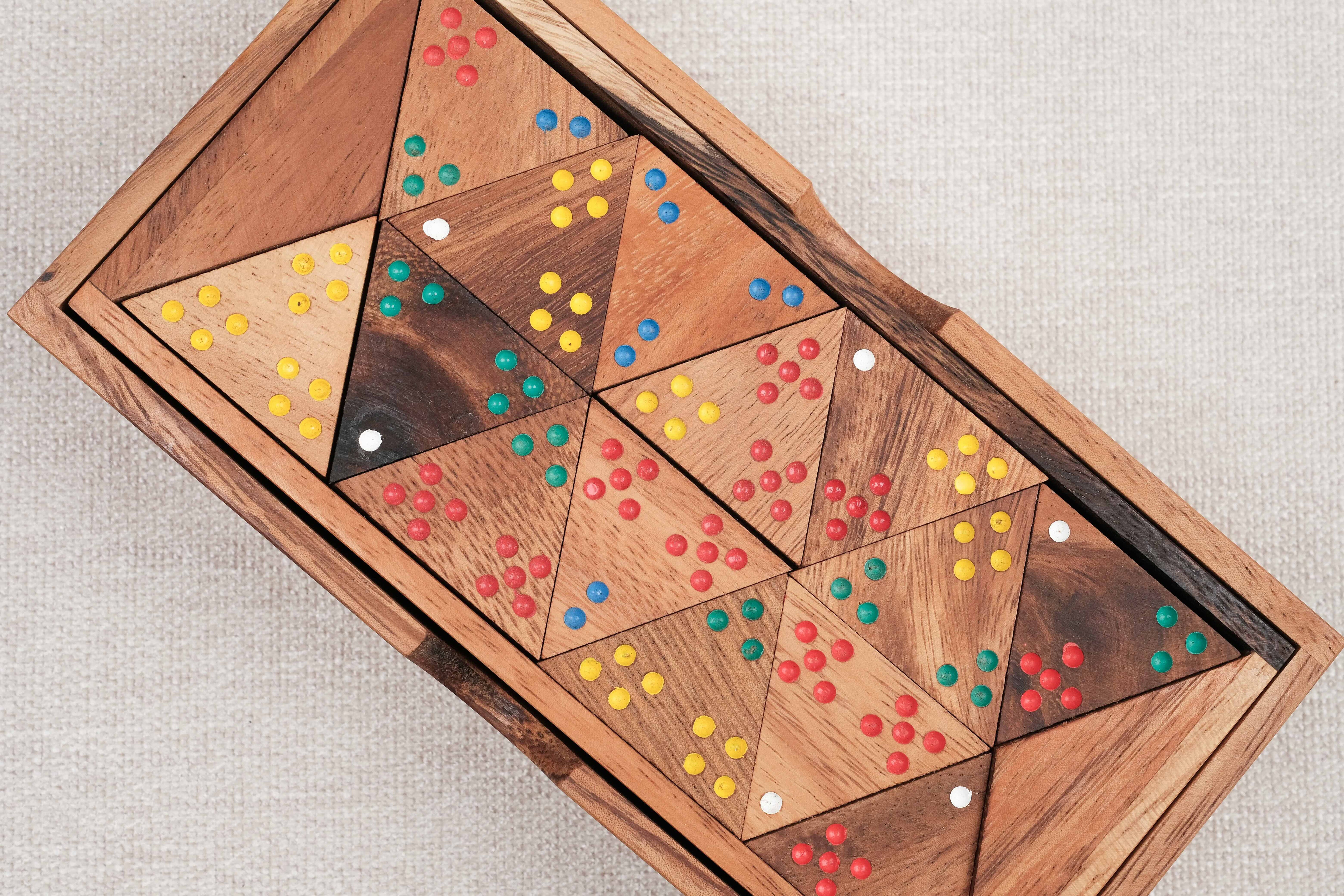 Vue du dessus coffret Triomino en bois avec pièces triangulaires sérigraphiées et colorées