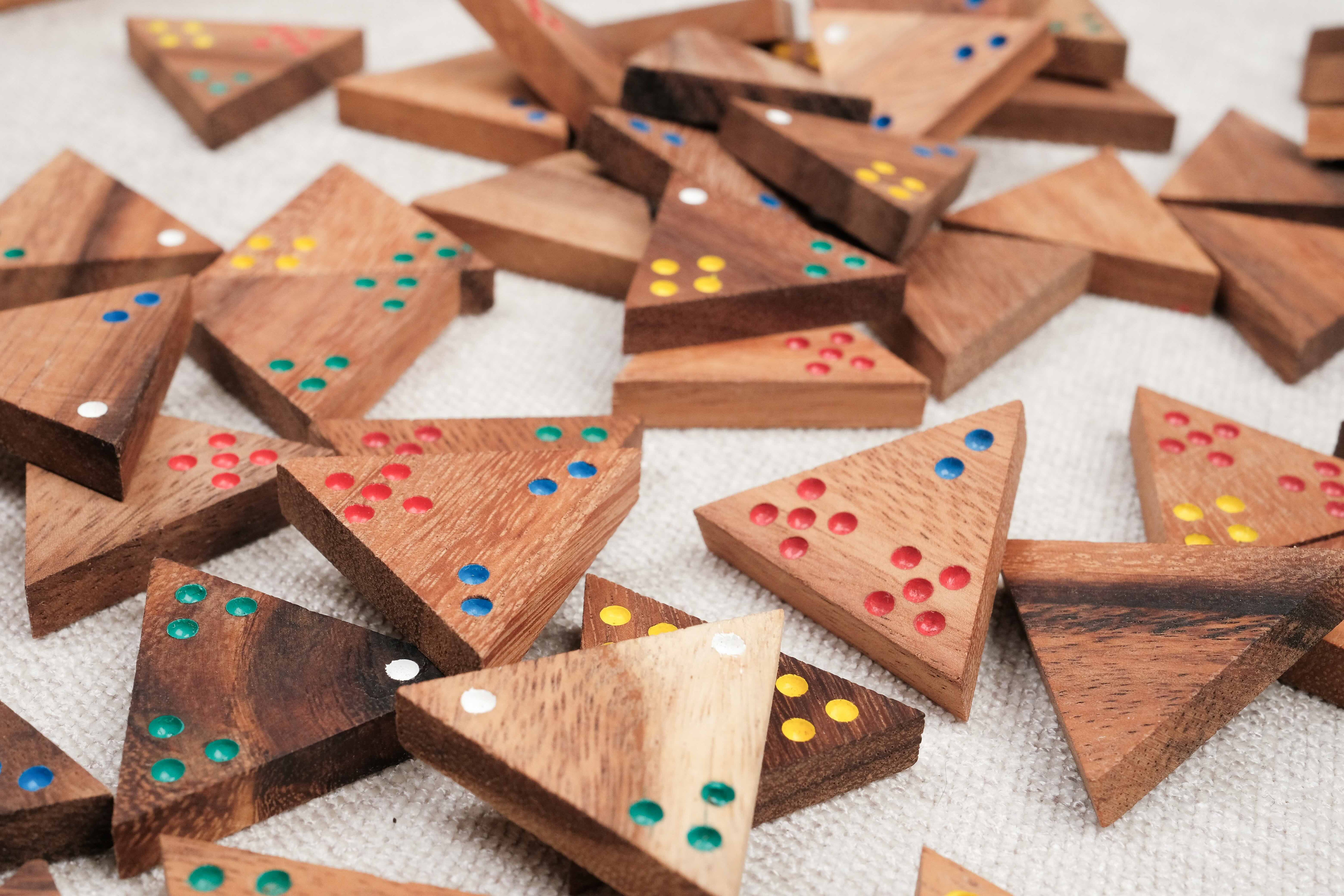 Ensemble de pièces de Triomino en bois coloré et sérigraphié