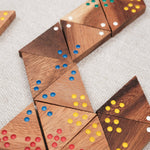 Pièces de Triomino alignées en partie sur une table