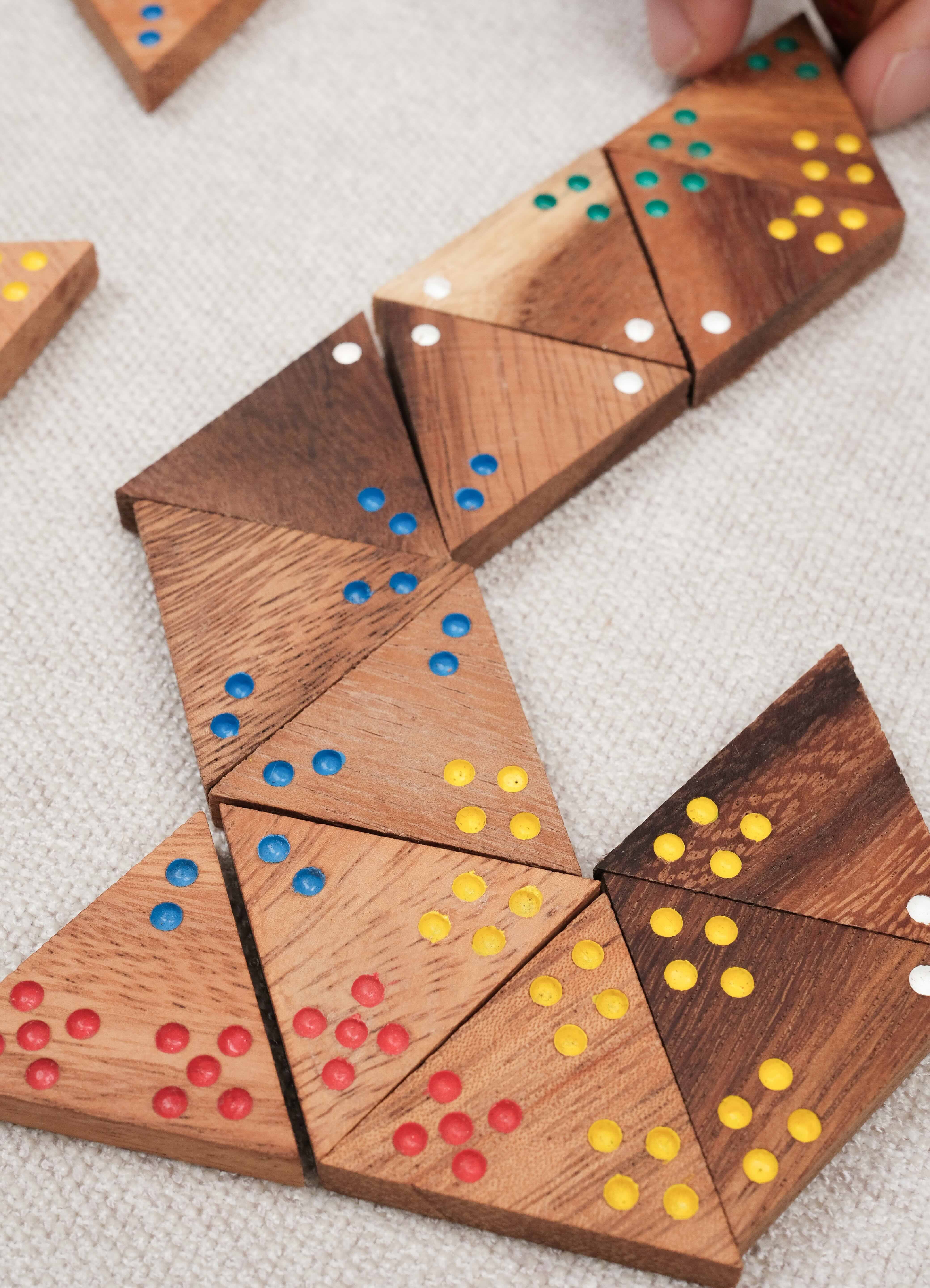 Pièces de Triomino alignées en partie sur une table