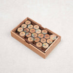 Coffret Hexadomino en bois avec pièces hexagonales sérigraphiées et colorées