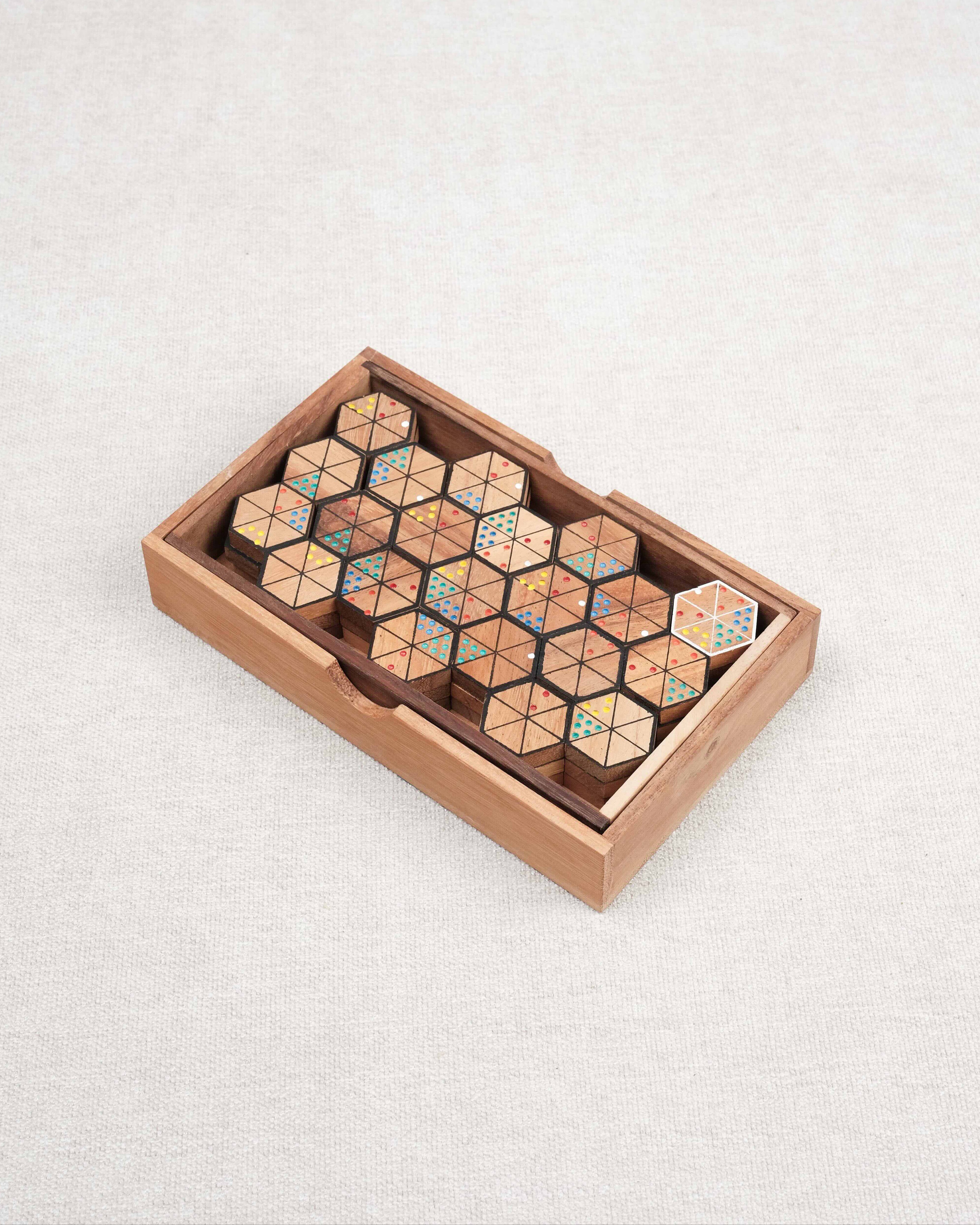 Coffret Hexadomino en bois avec pièces hexagonales sérigraphiées et colorées