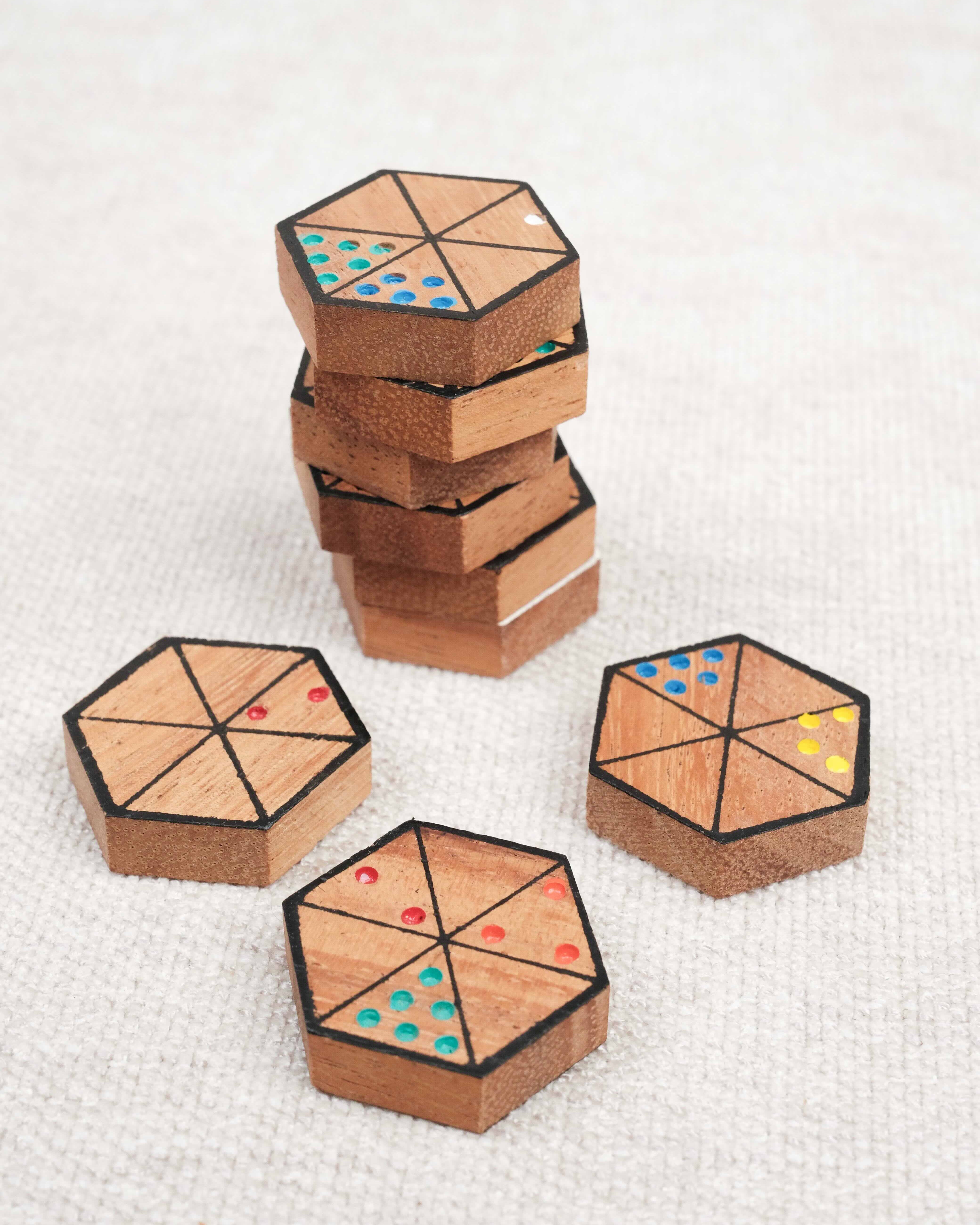 Pions hexagonaux en bois sérigraphiés et colorés pour Hexadomino