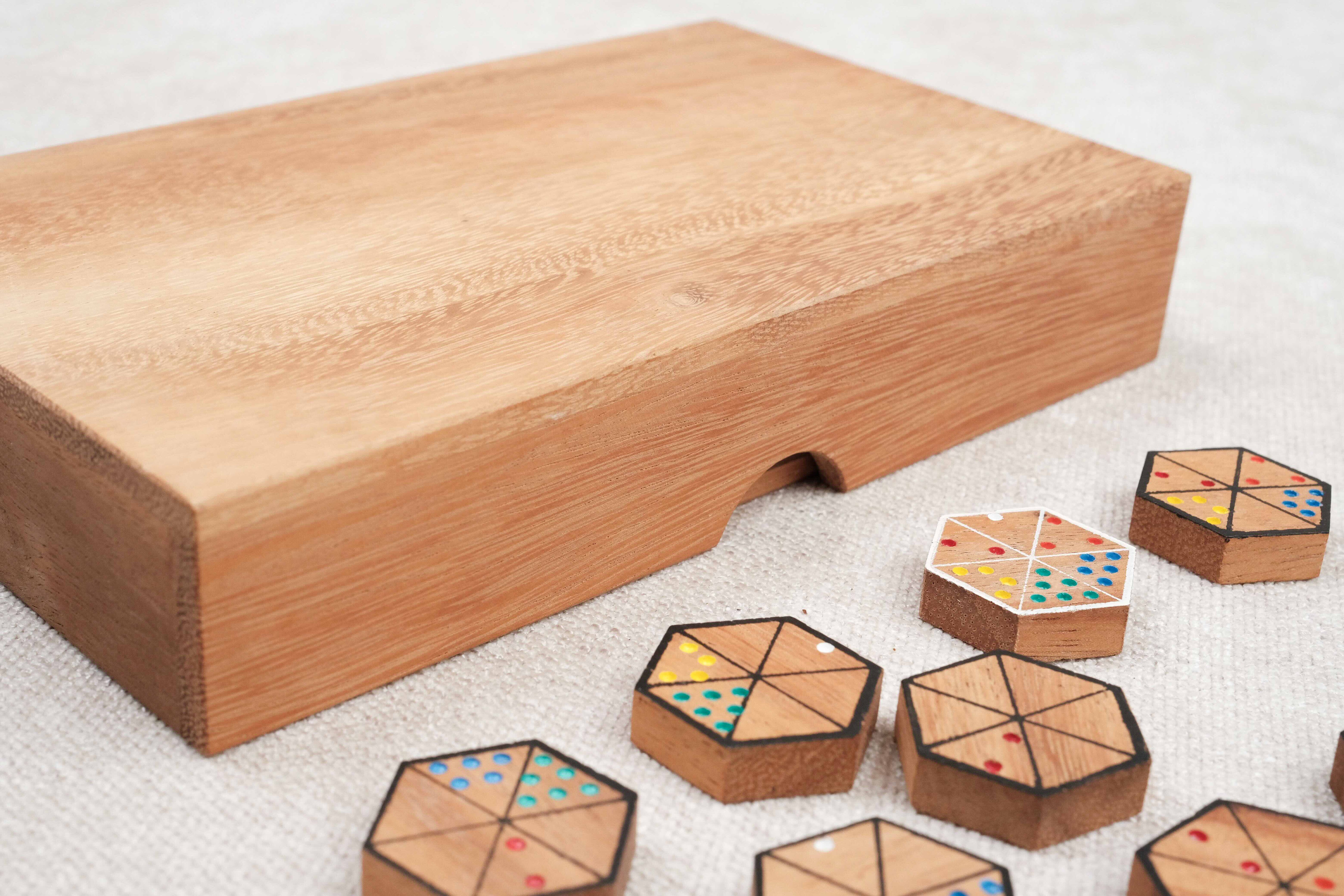 Coffret en bois fermé de l’Hexadomino – Jeux Faugère