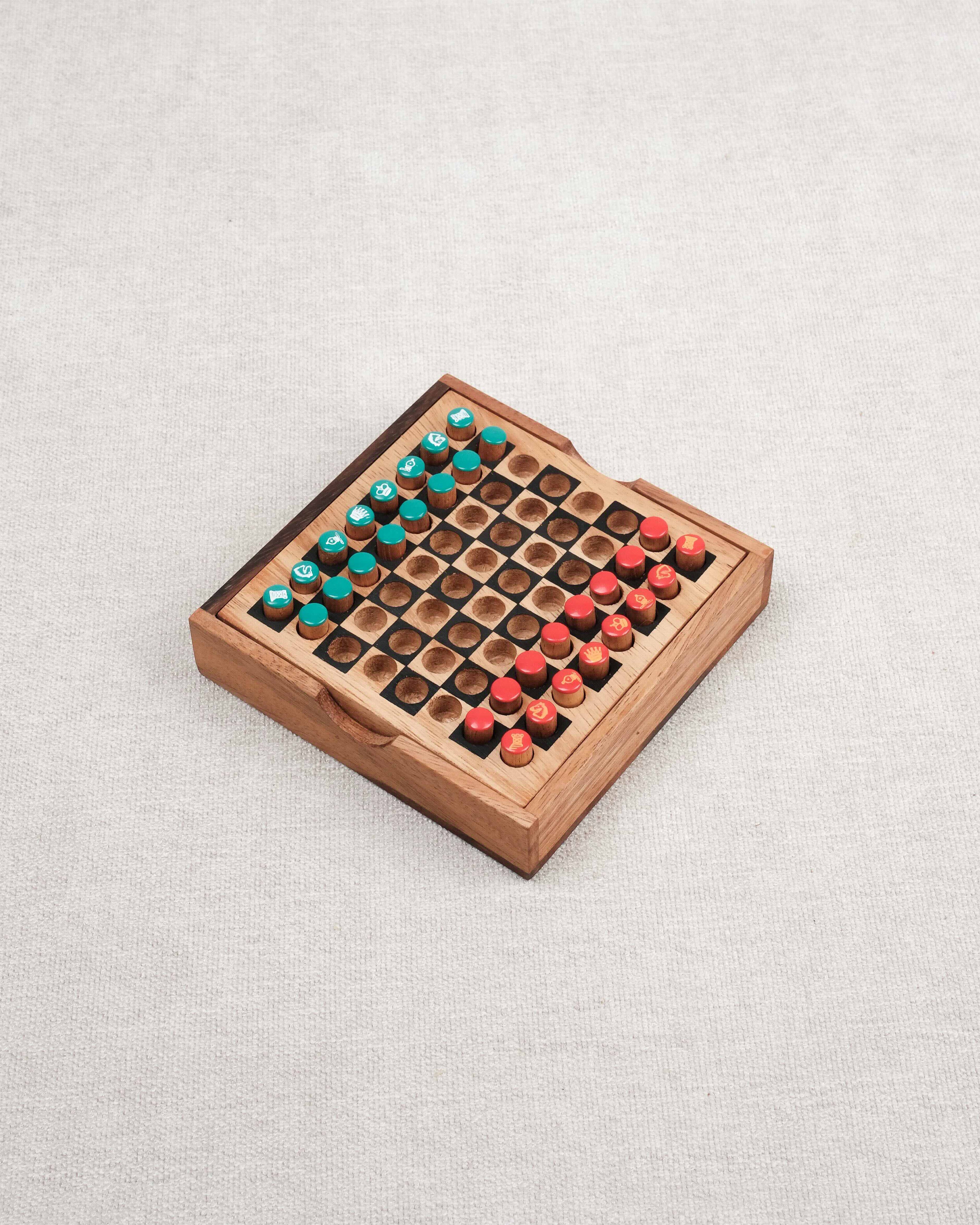 Jeu d’échecs de voyage en bois – petit échiquier compact