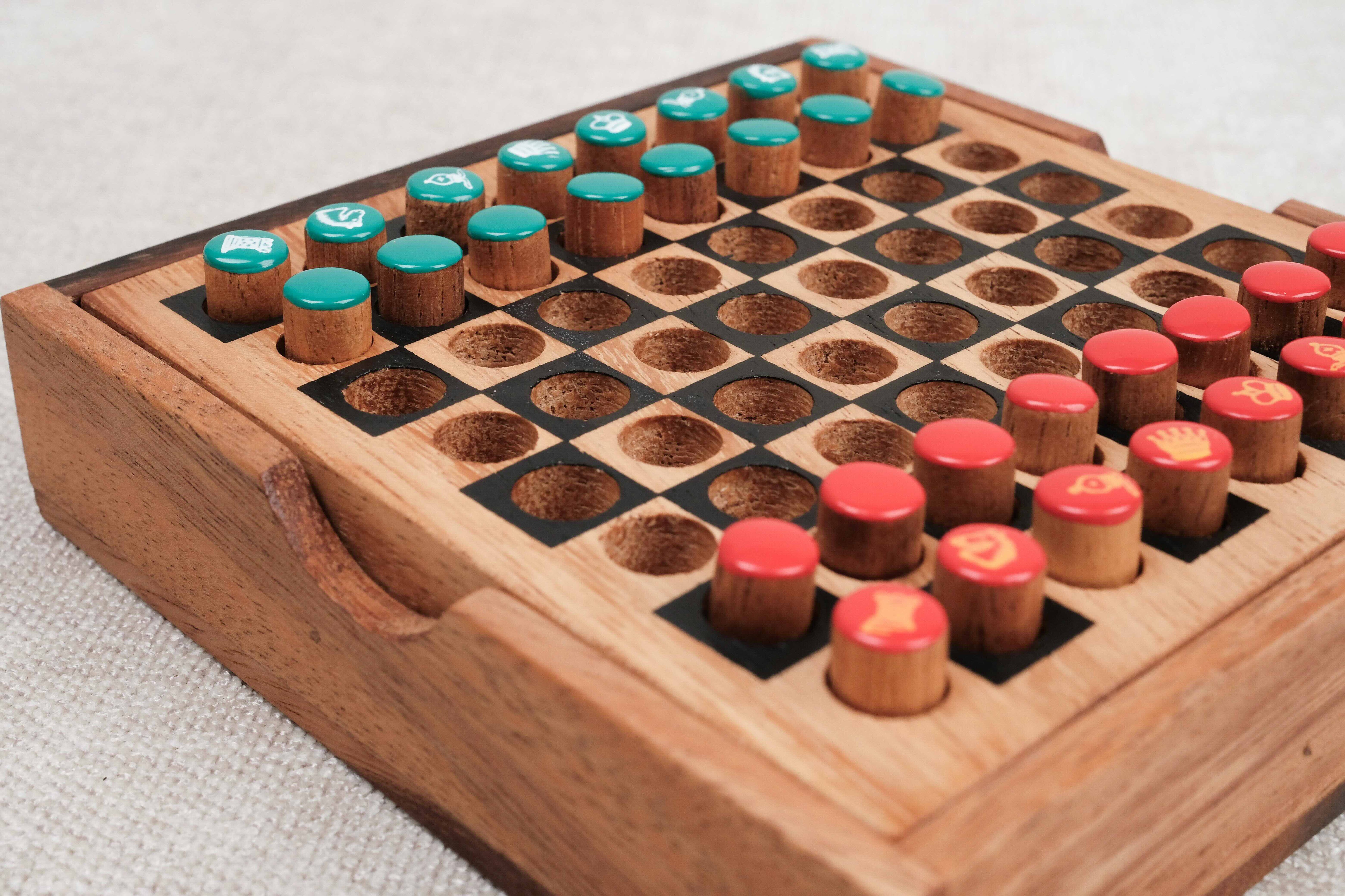 Plateau d’échecs de voyage en bois avec pions rouges et bleus
