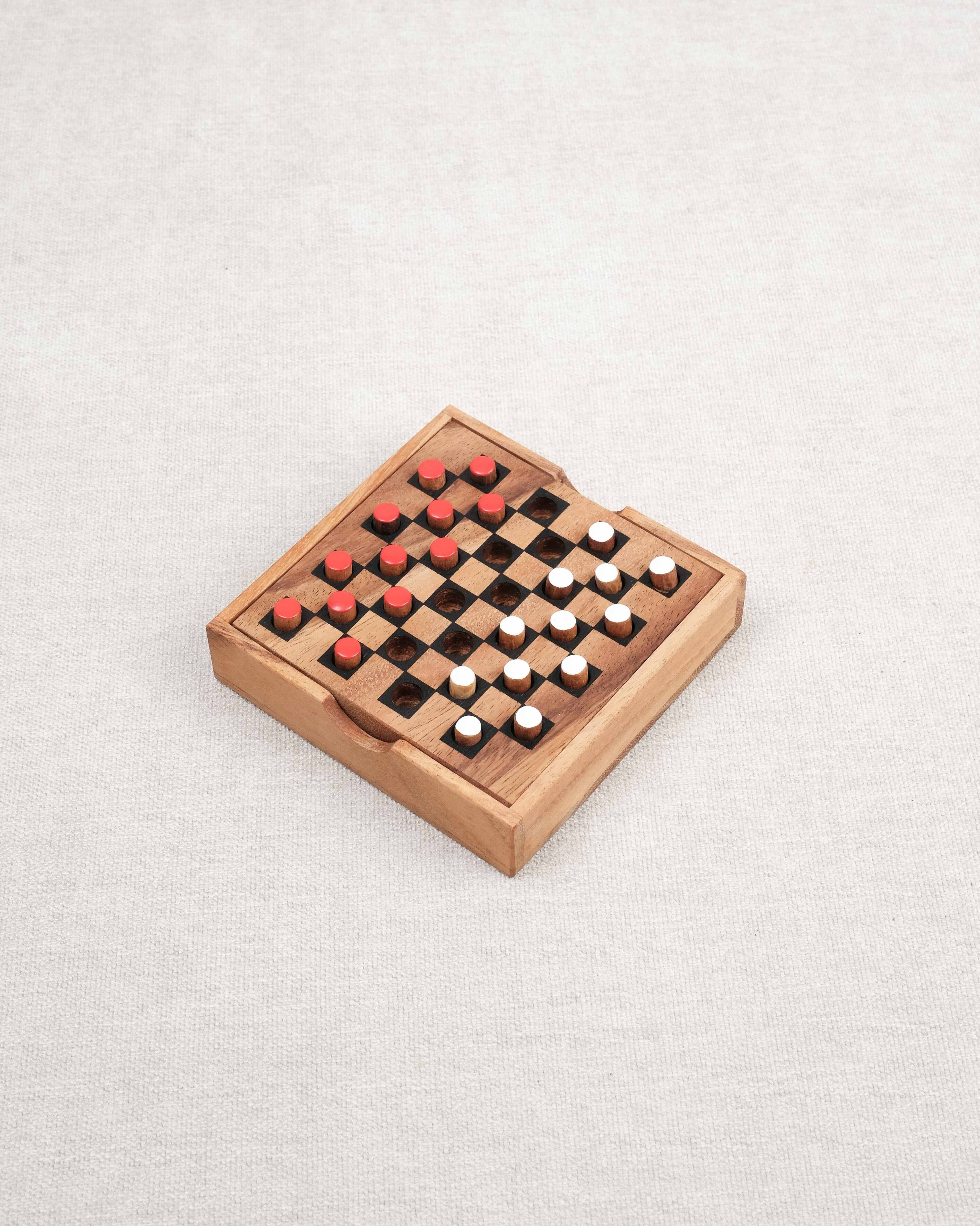 Jeu de Dames format voyage en bois avec coffret fermé et pions en place