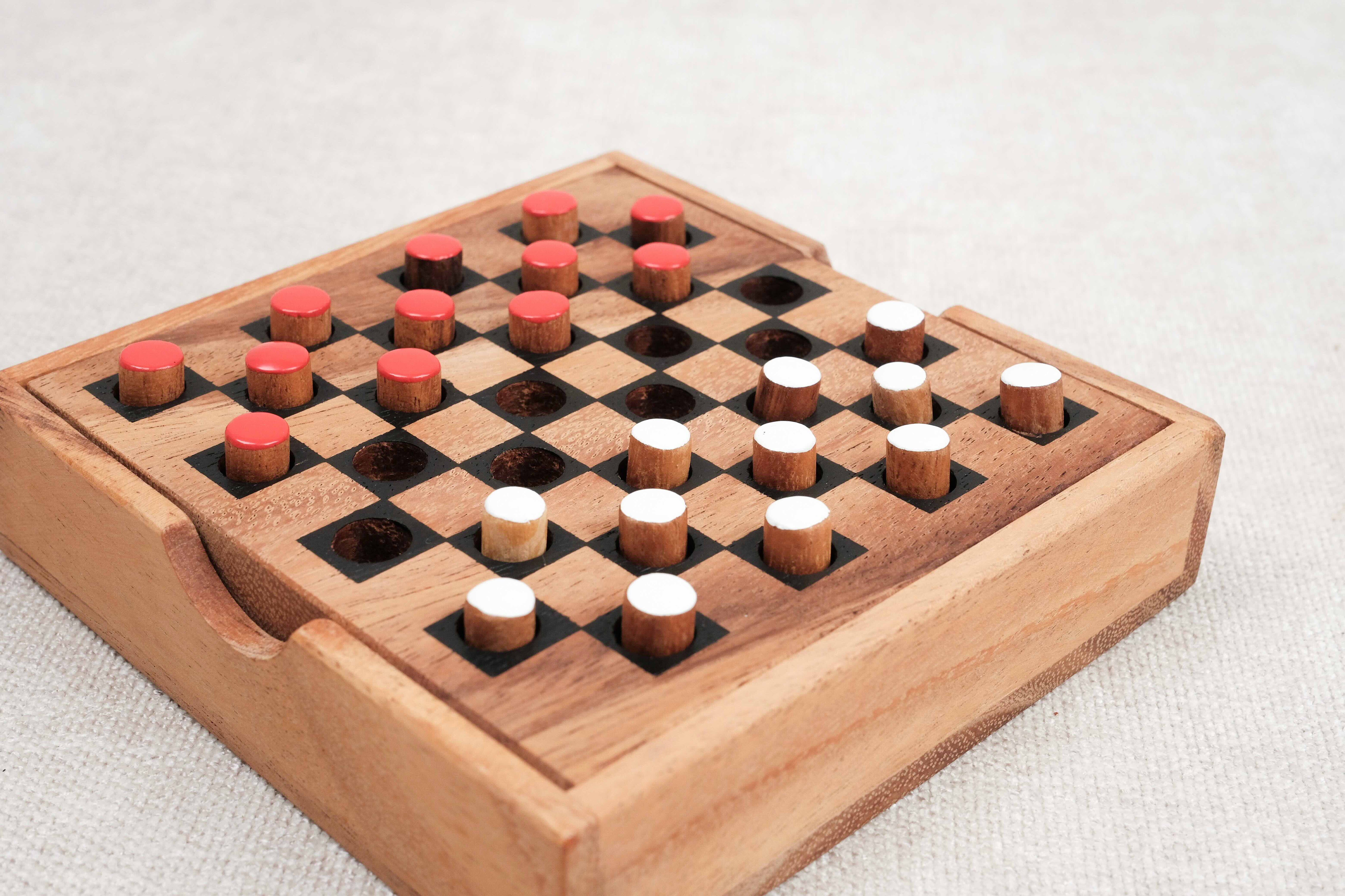 Plateau de dames en bois format voyage, pions rouges et blancs