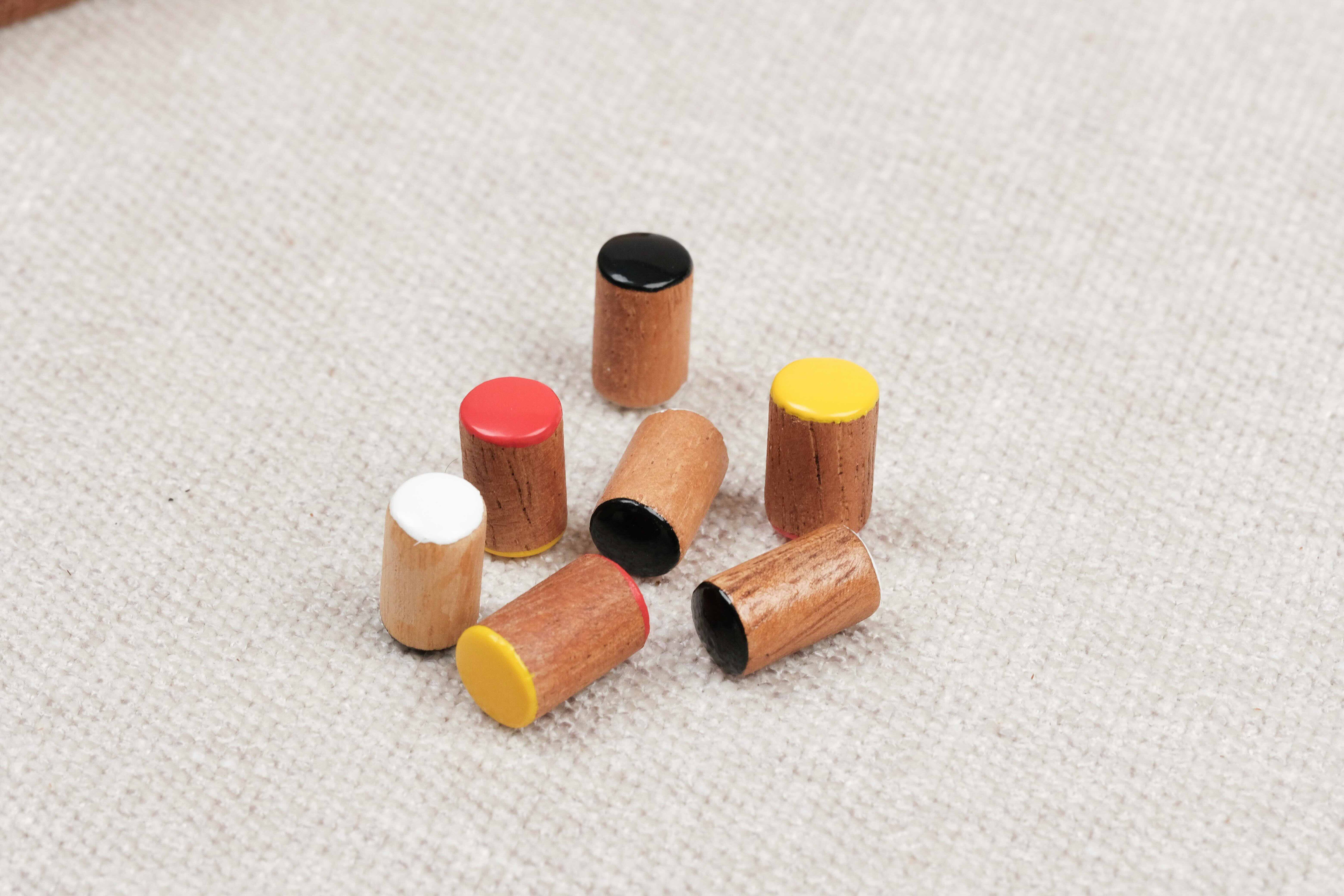 Pions sérigraphiés en bois pour jeu de dames compact