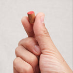 Main tenant un pion de dames sérigraphié