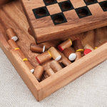 Coffret en bois ouvert avec rangement des pions de dames