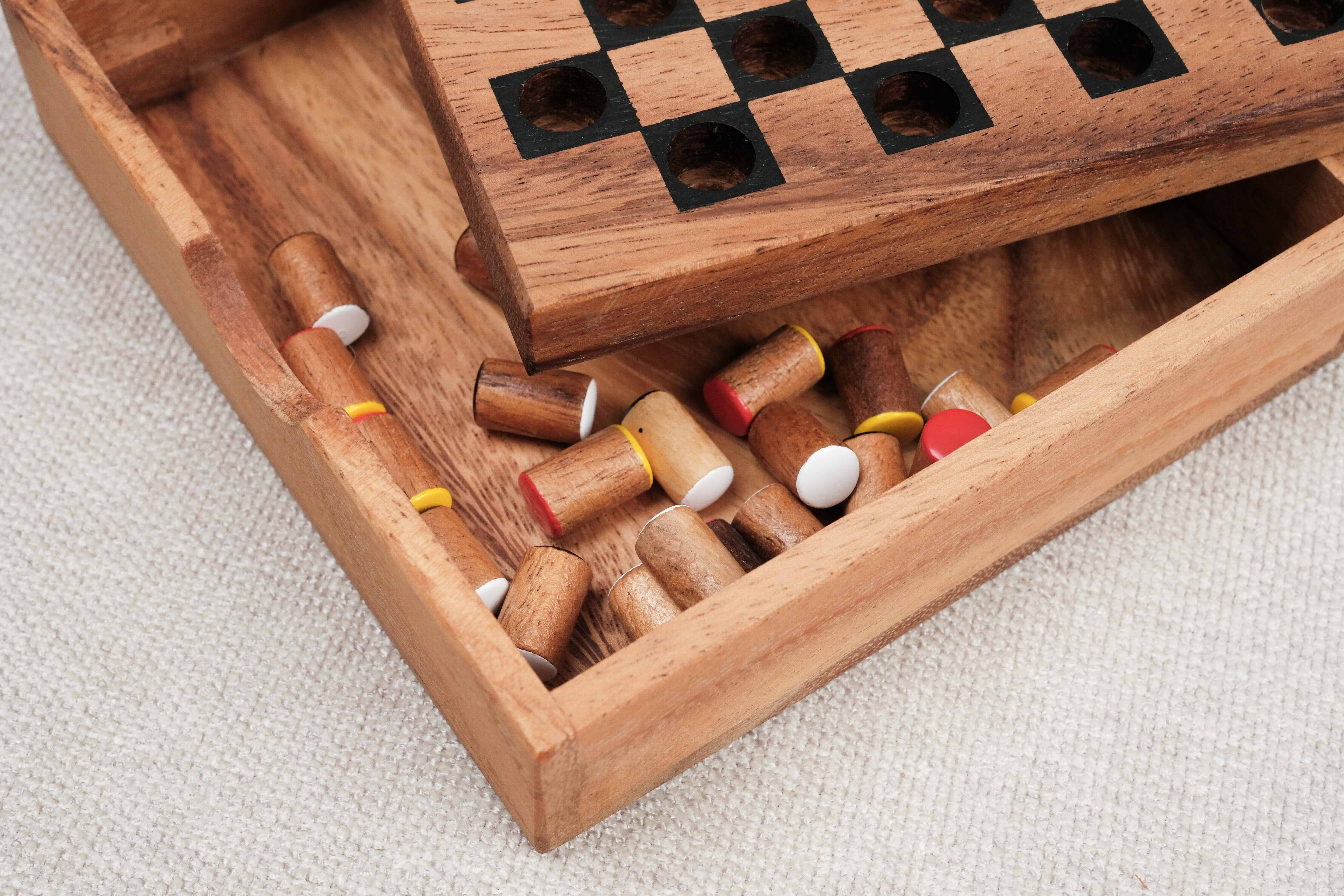 Coffret en bois ouvert avec rangement des pions de dames