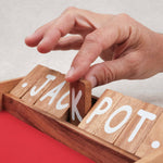 Main fermant une case du jeu Ferme la Boîte.