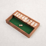 Petit modèle du jeu Ferme la Boîte en bois avec dés.