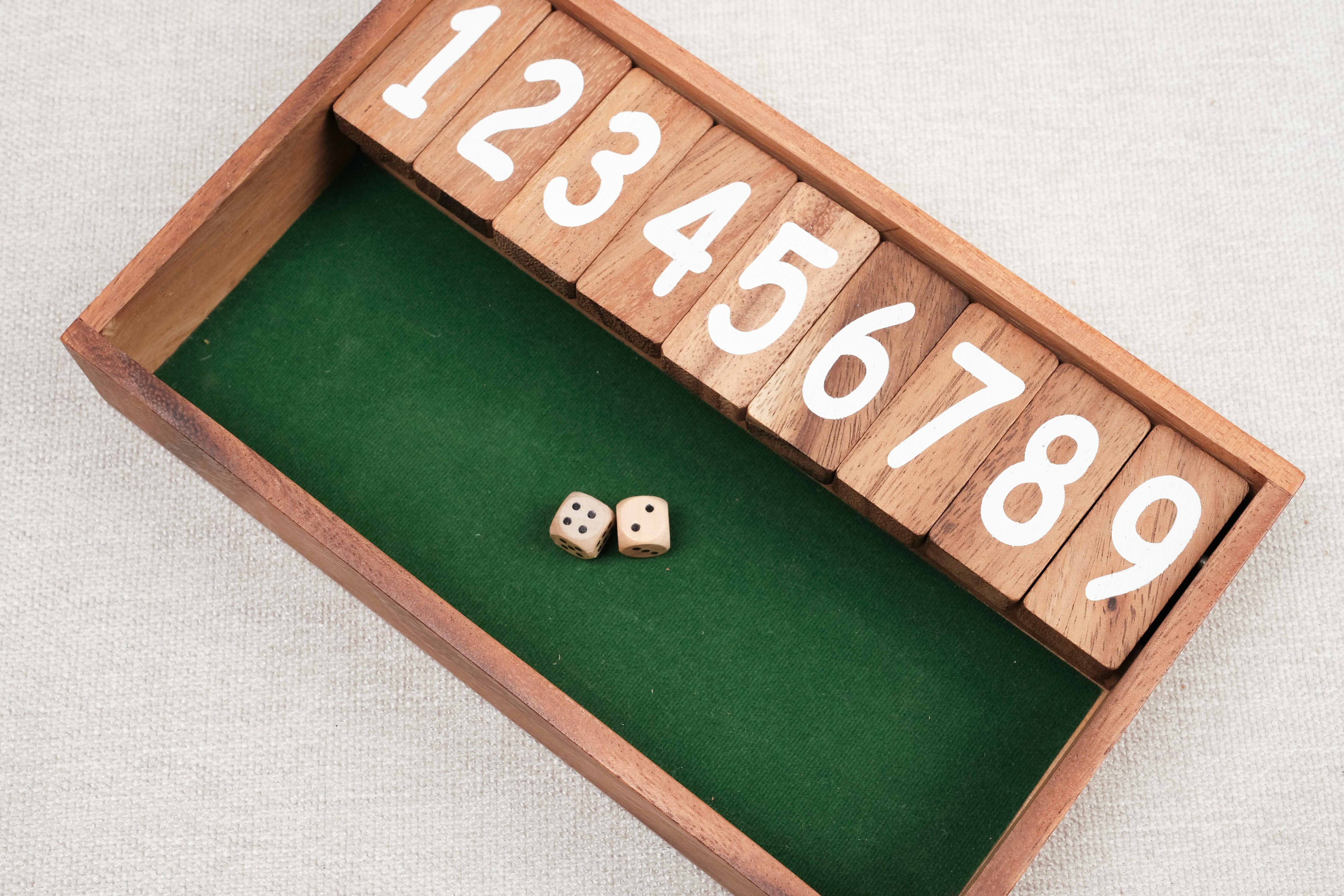 Jeu Ferme la Boîte en bois d’acacia avec dés vue du dessus