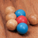 Gros plan sur les billes de couleur dans La Giroulette en bois