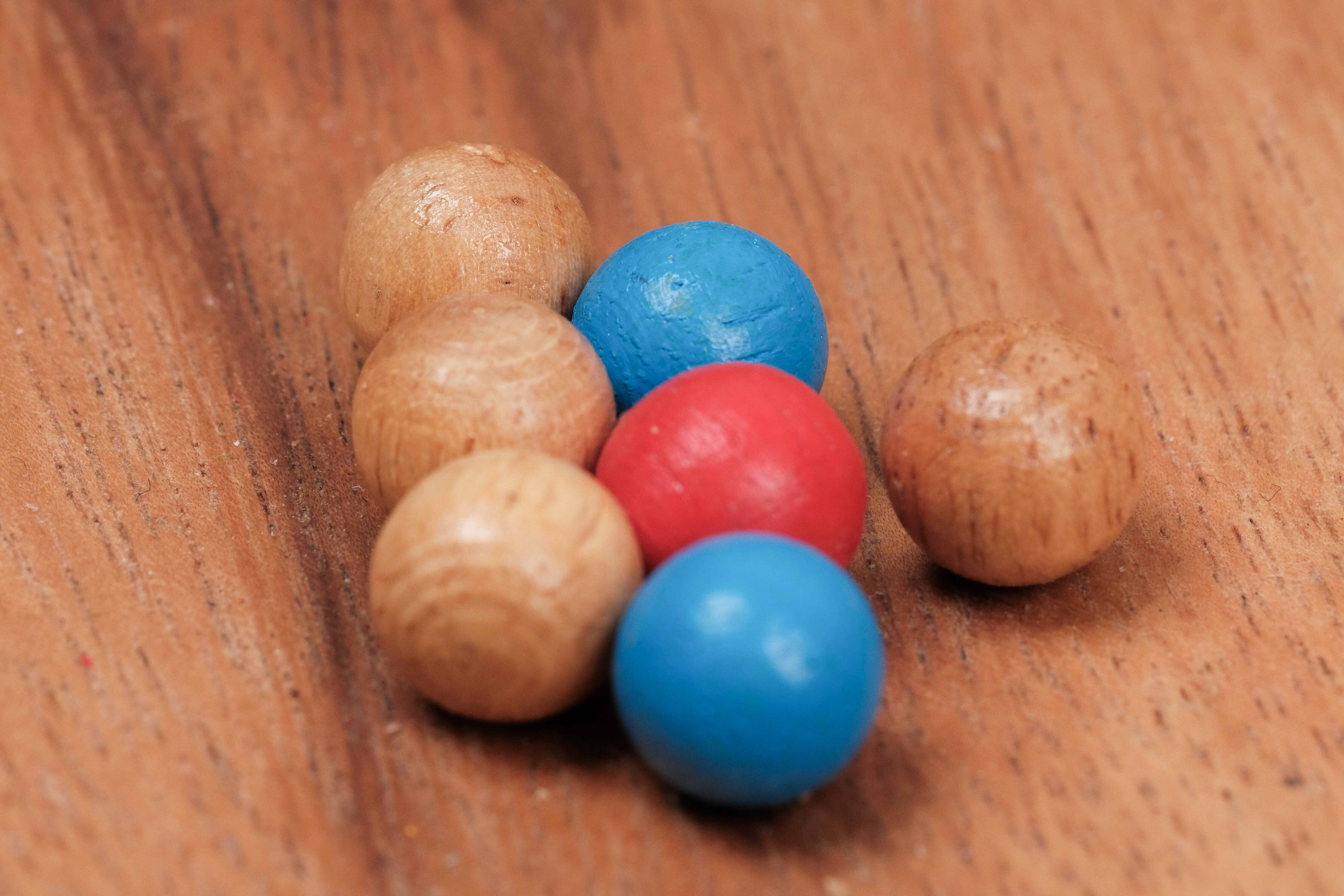 Gros plan sur les billes de couleur dans La Giroulette en bois