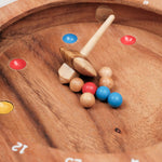 Vue du plateau de La Giroulette avec billes colorées et cavités numérotées