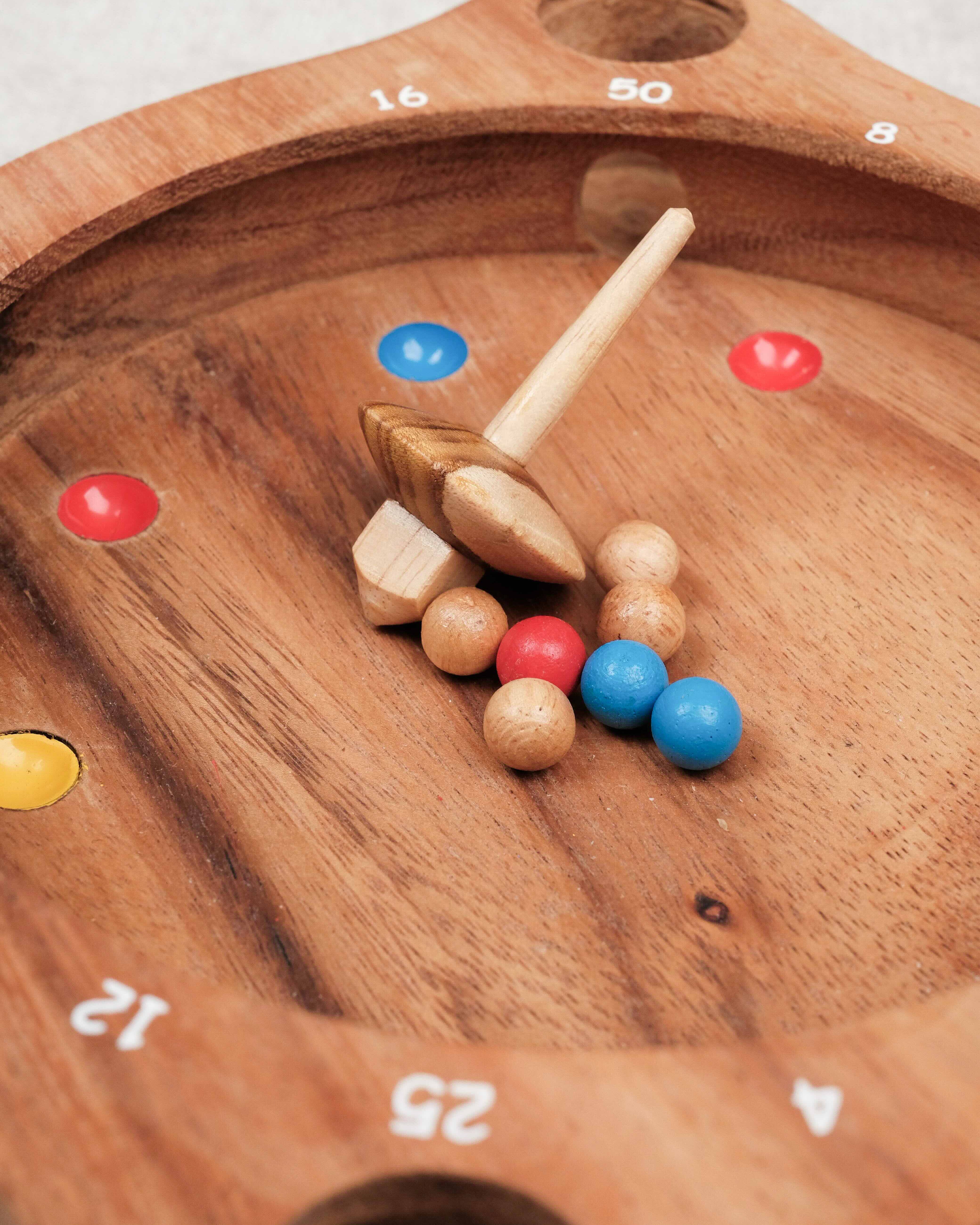 Vue du plateau de La Giroulette avec billes colorées et cavités numérotées
