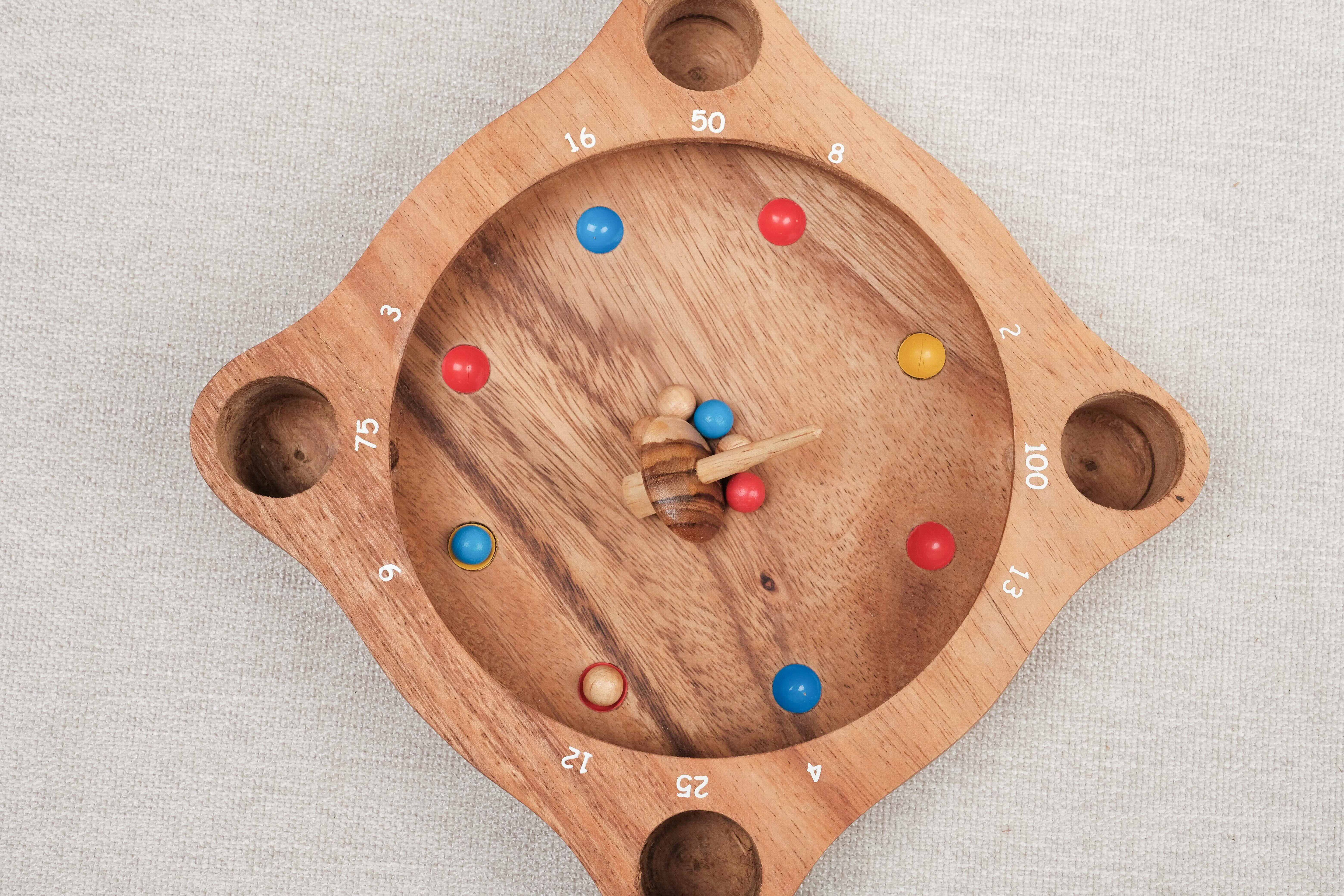 Giroulette / Roulette en bois avec toupie et billes colorées