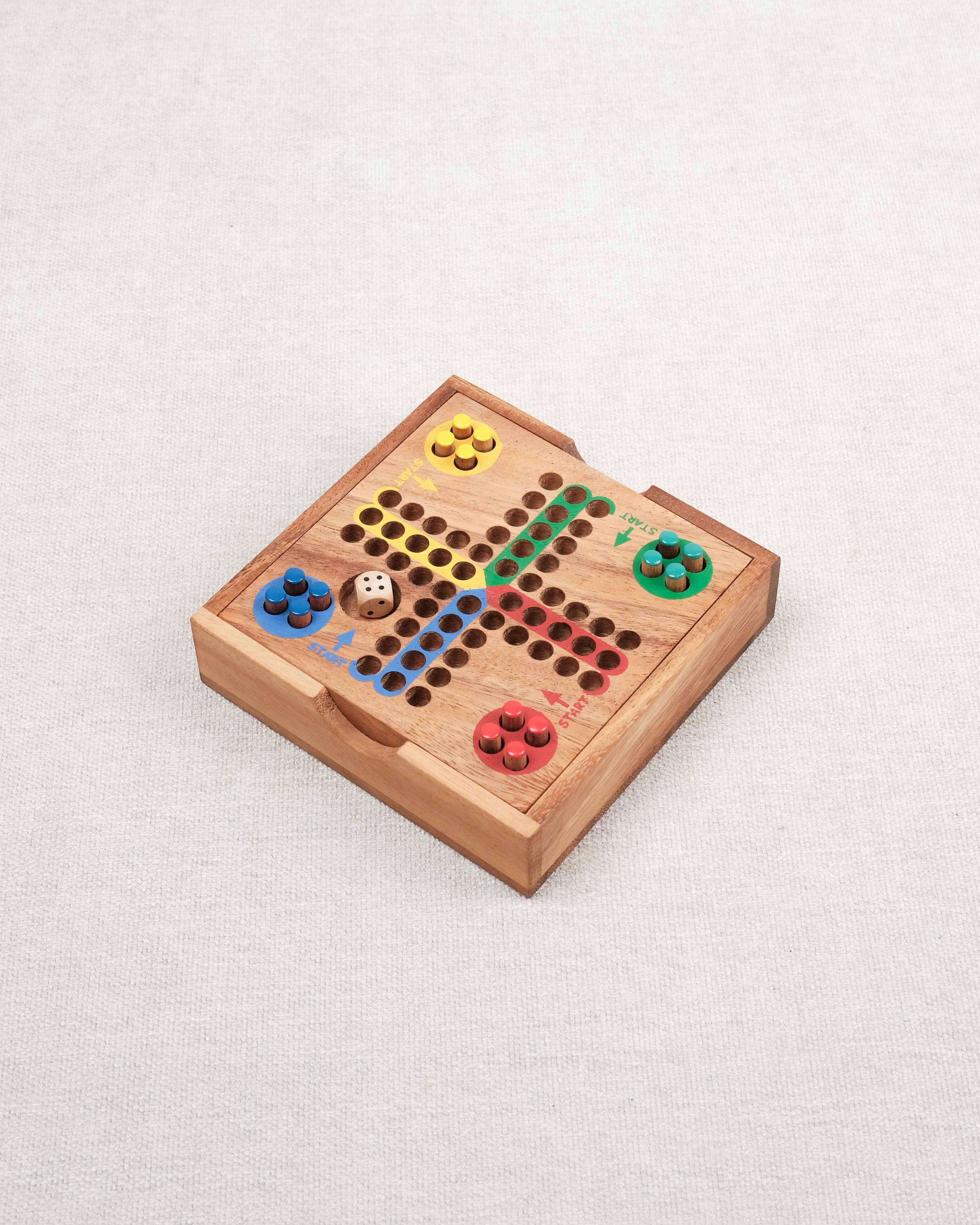 Plateau en bois du jeu des Petits Chevaux 4 joueurs