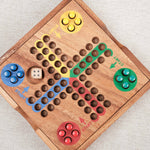 Plateau de jeu avec pions colorés en partie