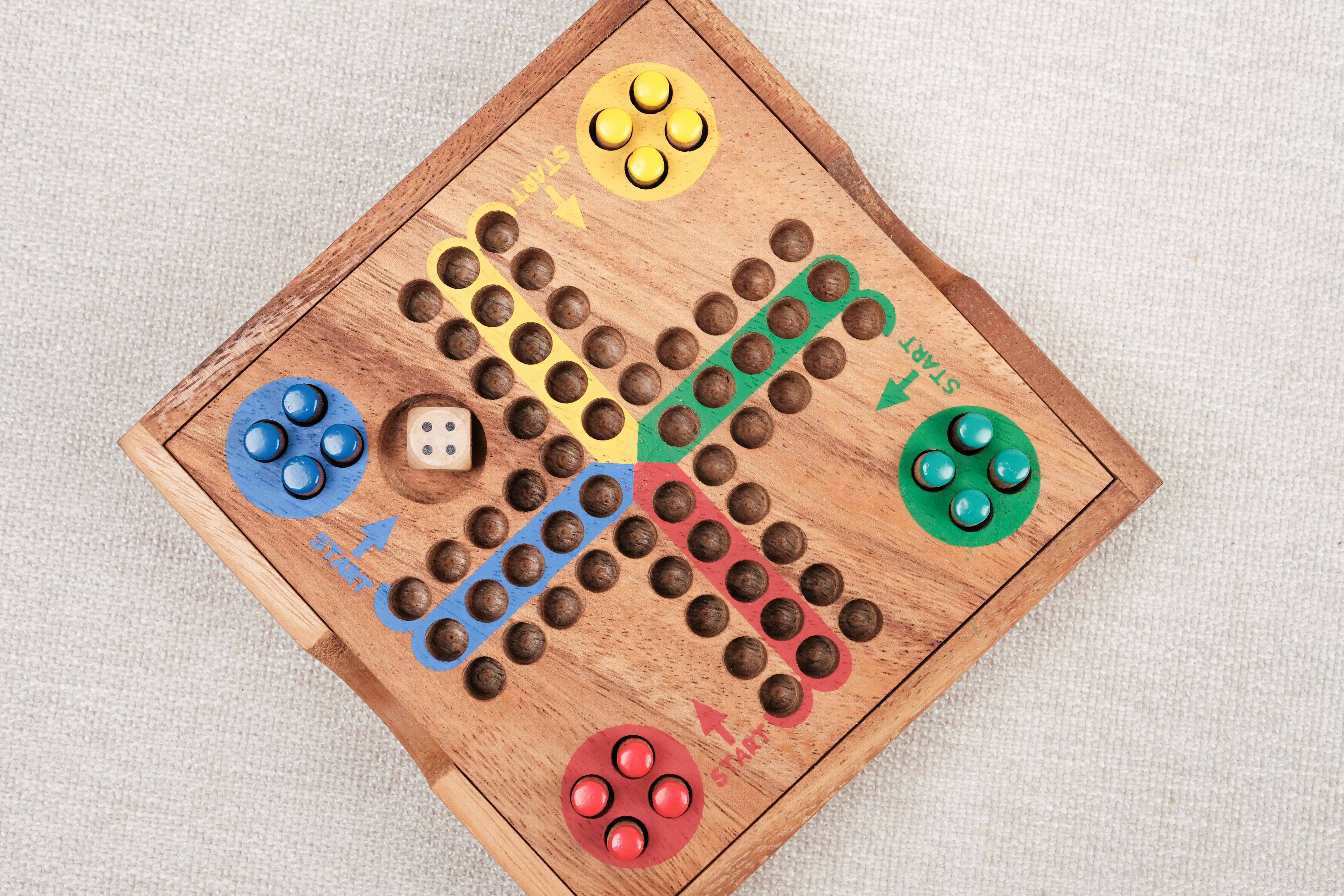 Plateau de jeu avec pions colorés en partie