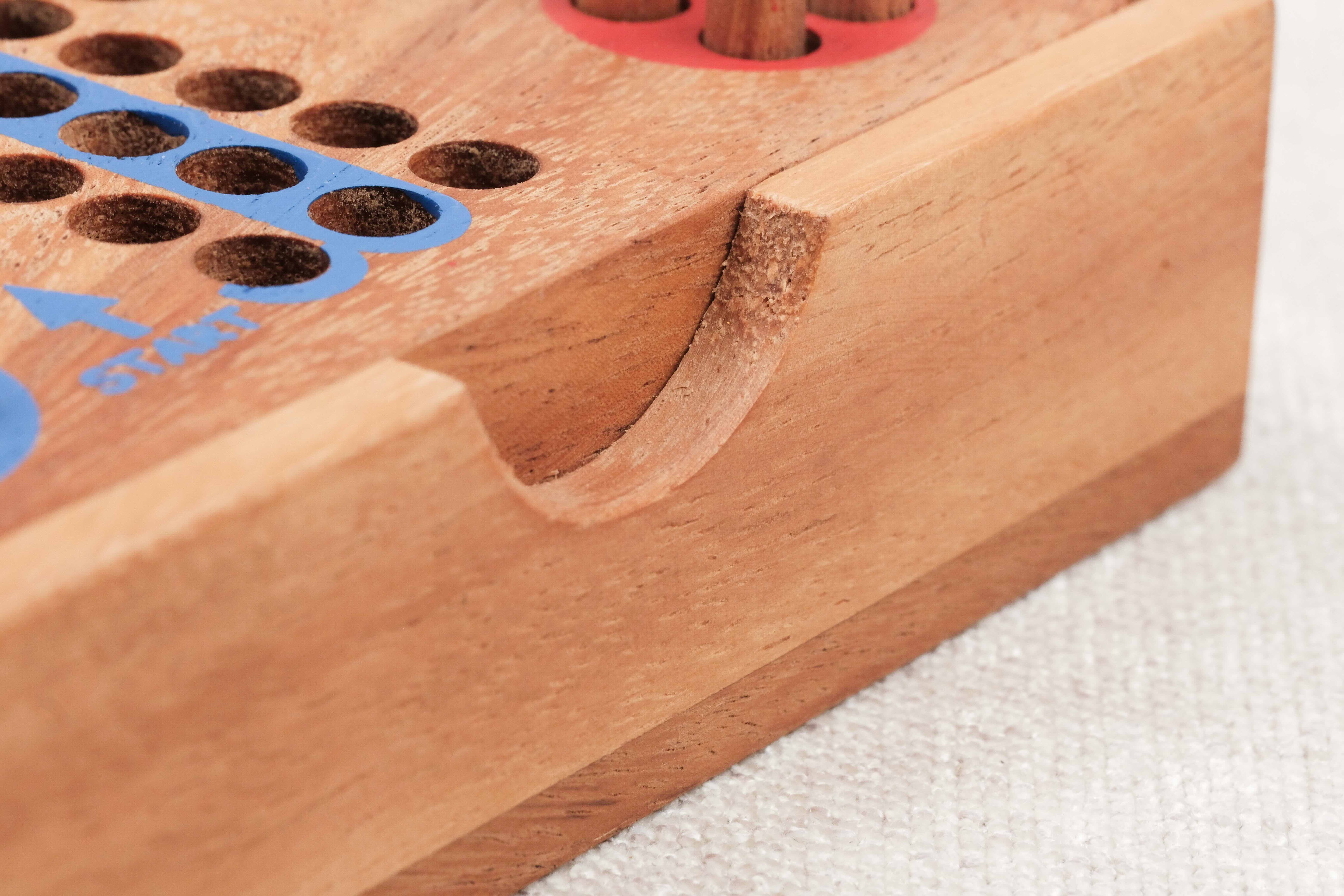 Coffret en bois ouvert avec pions et rangement intégré