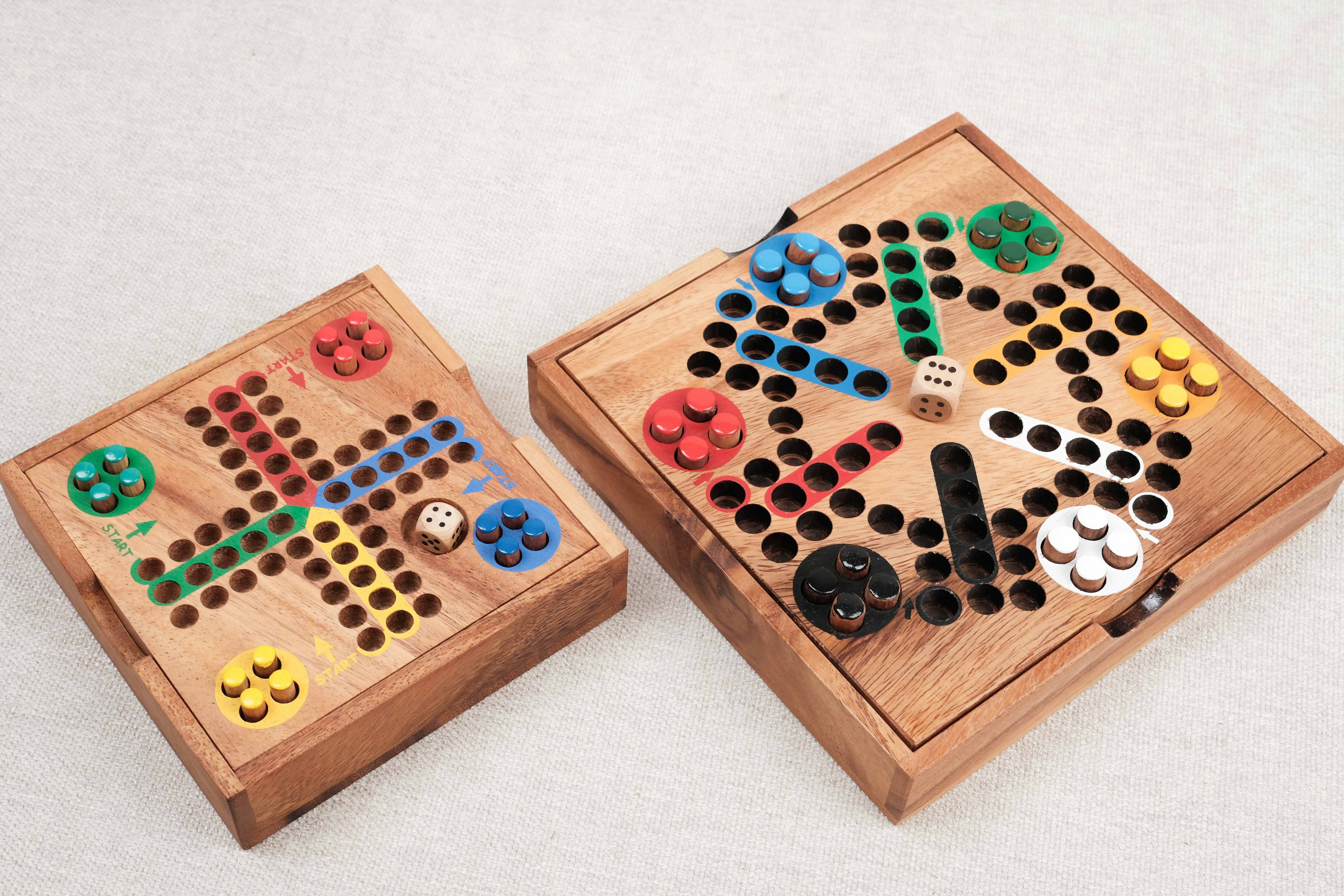 Jeu des Petits Chevaux 6 joueurs en bois à côté d’une version 4 joueurs plus petite