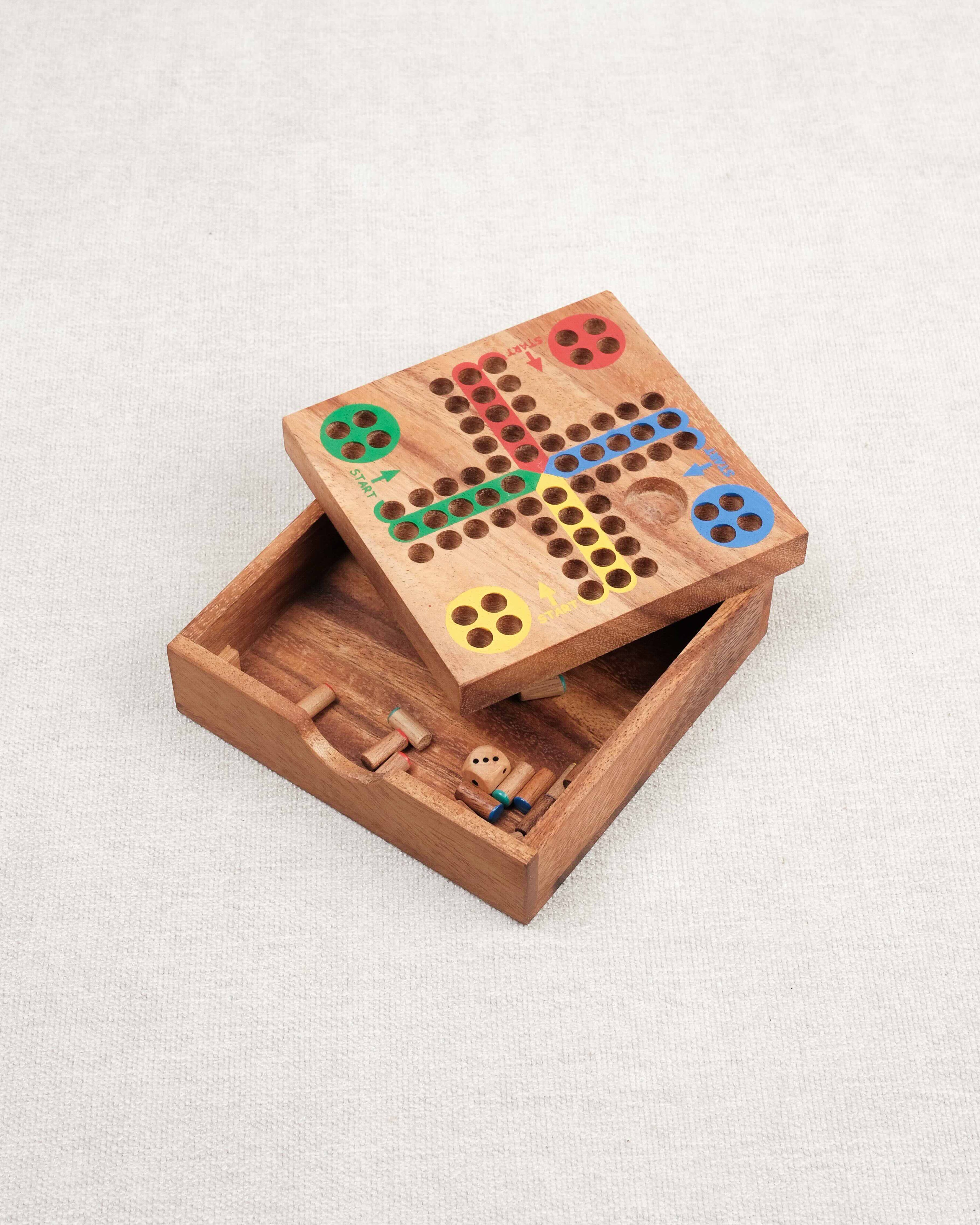 Plateau de jeu petits chevaux 4 joueurs serigraphié avec pions dans rangement