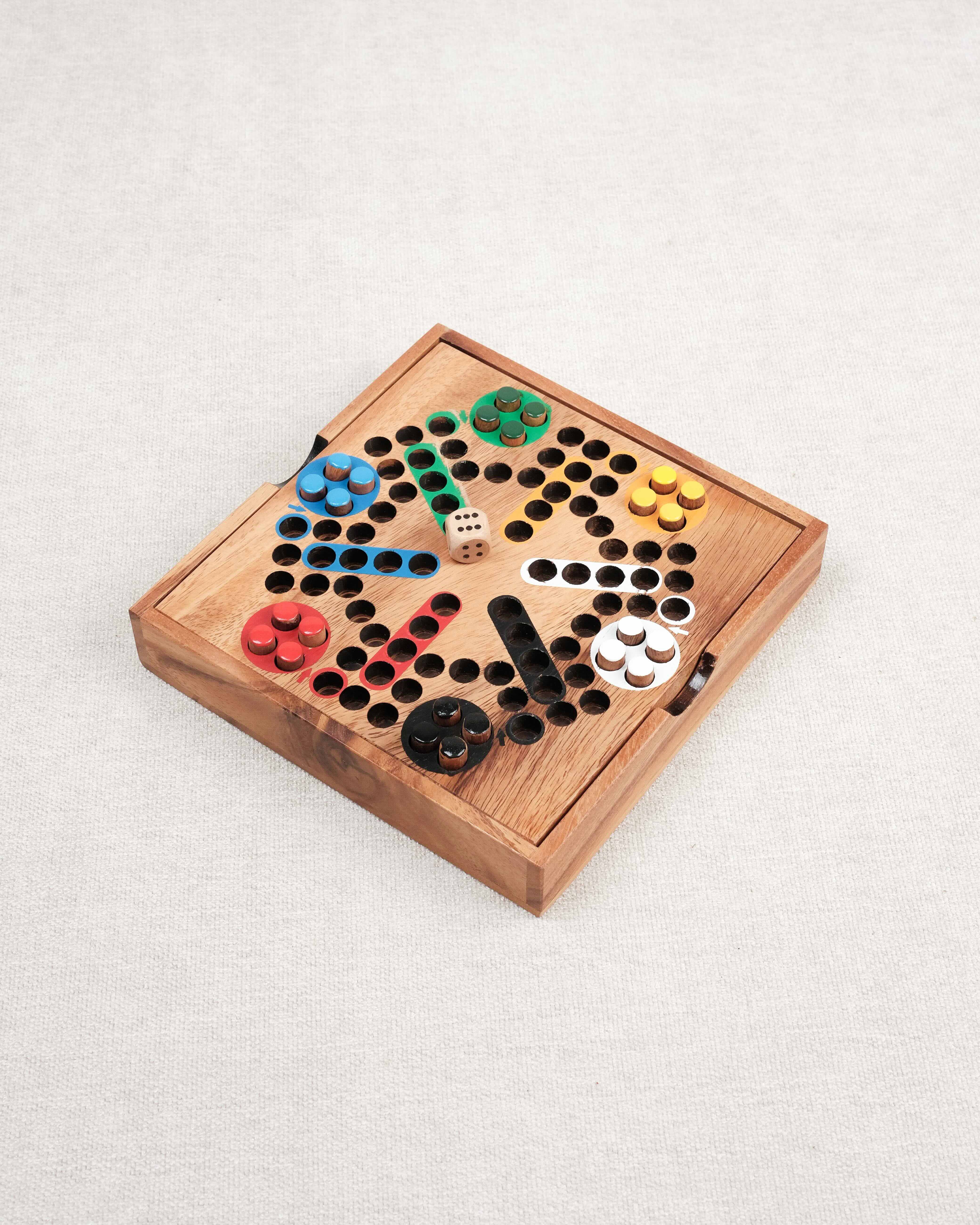 Plateau en bois du jeu des Petits Chevaux pour 6 joueurs