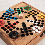 Partie de Petits Chevaux en cours avec pions colorés