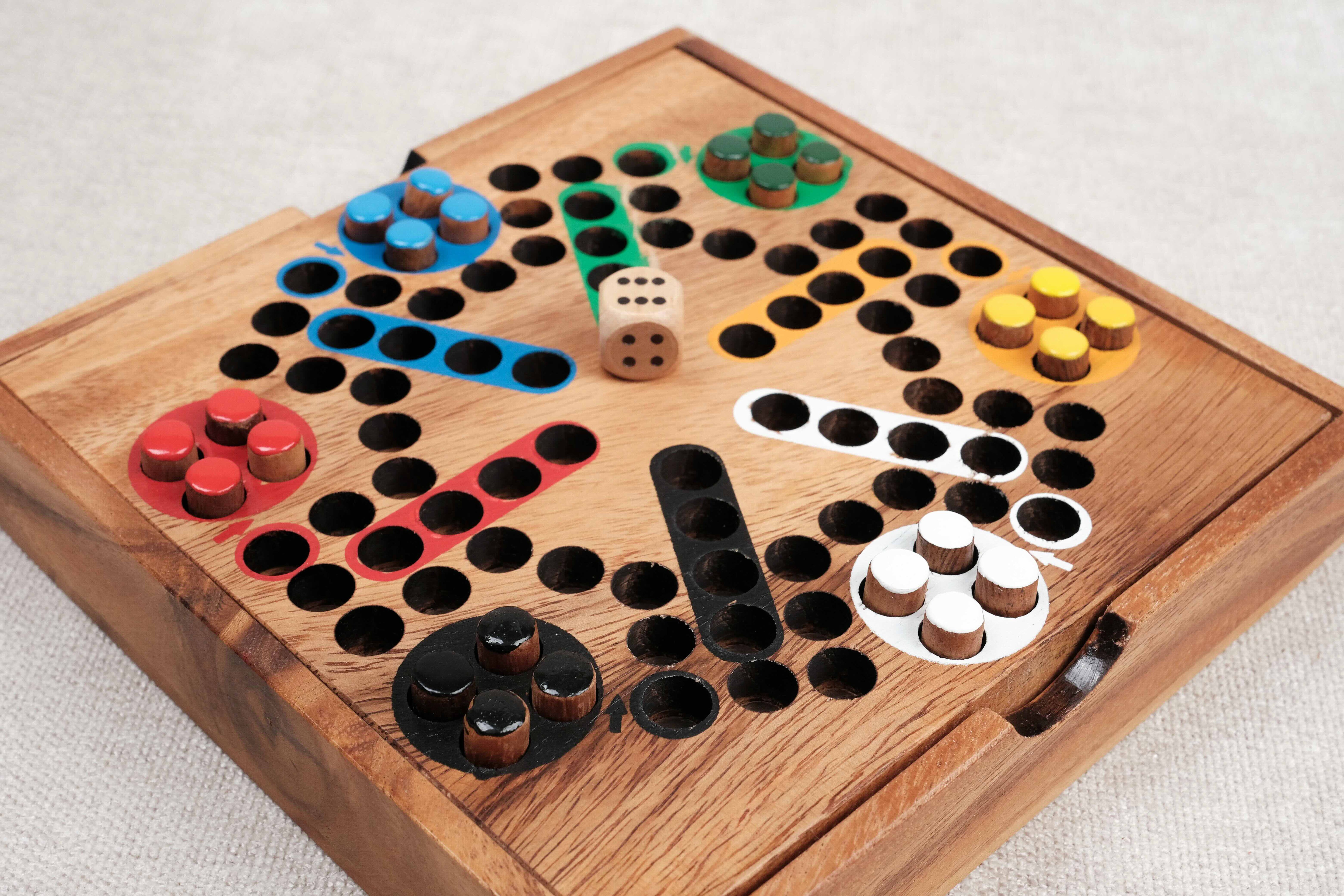 Partie de Petits Chevaux en cours avec pions colorés