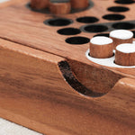 Gros plan sur les cases et pions du jeu des Petits Chevaux