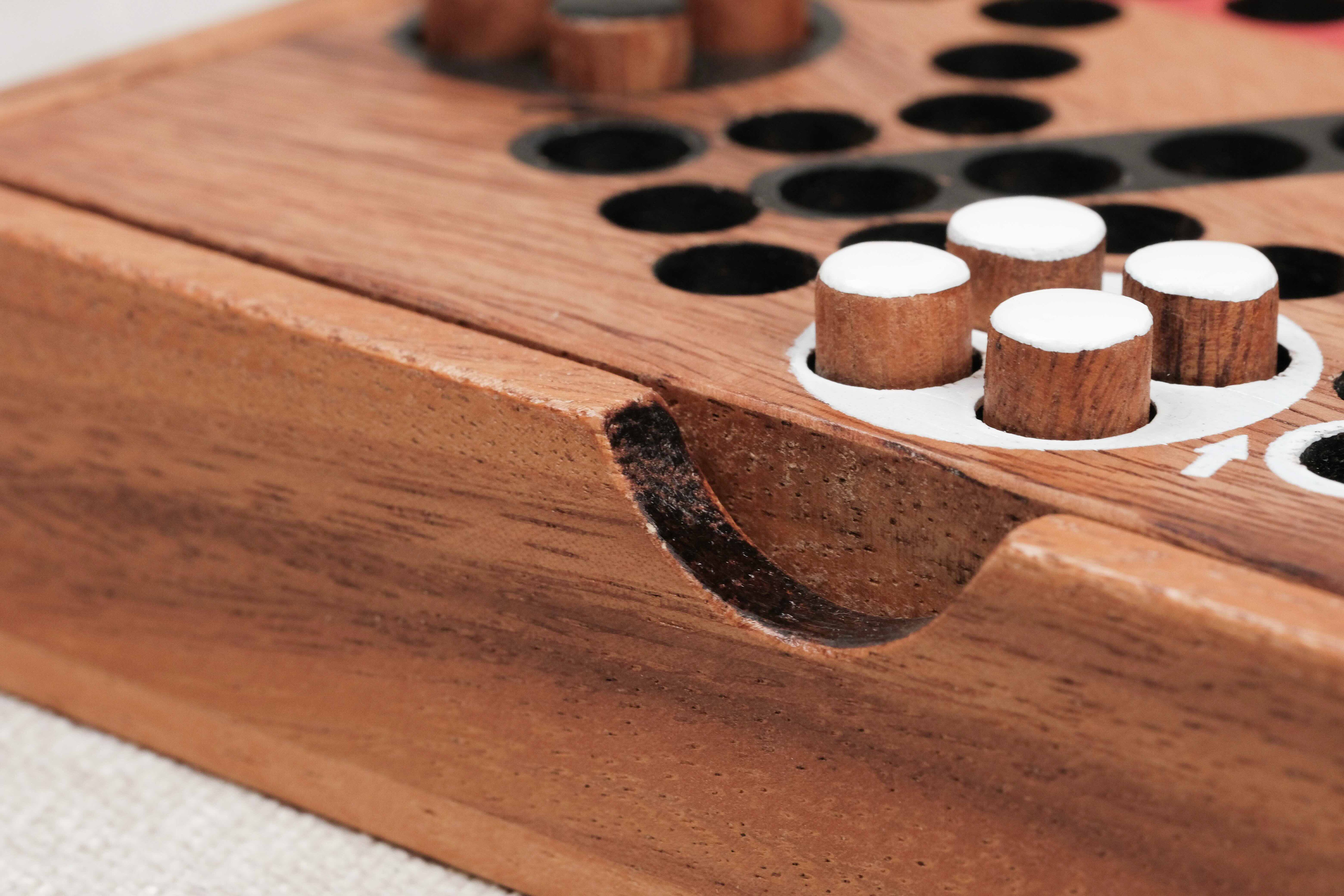 Gros plan sur les cases et pions du jeu des Petits Chevaux