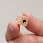 Dé en bois utilisé pour le jeu des Petits Chevaux