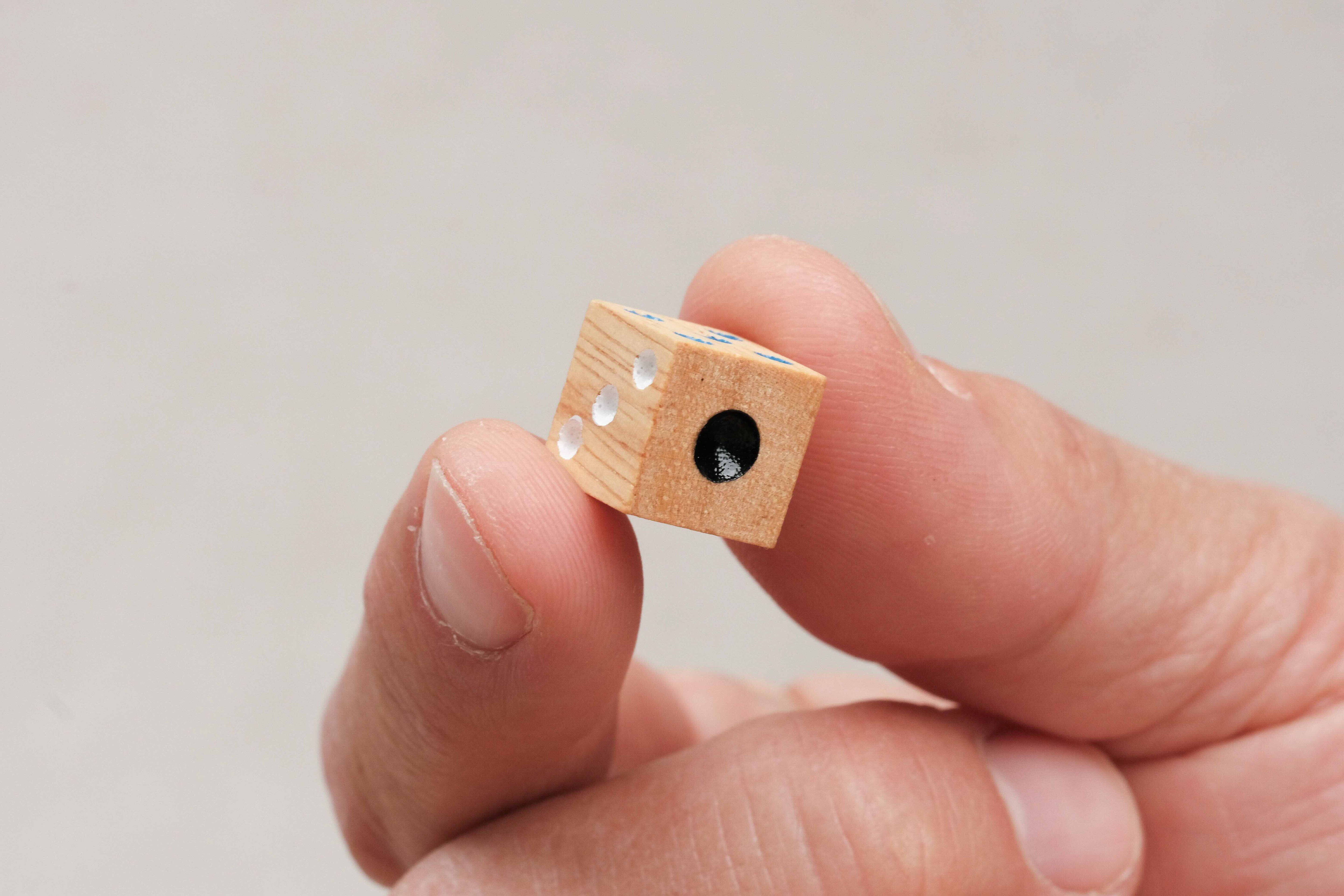 Dé en bois utilisé pour le jeu des Petits Chevaux