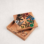 Coffret de rangement en bois avec les pions colorés